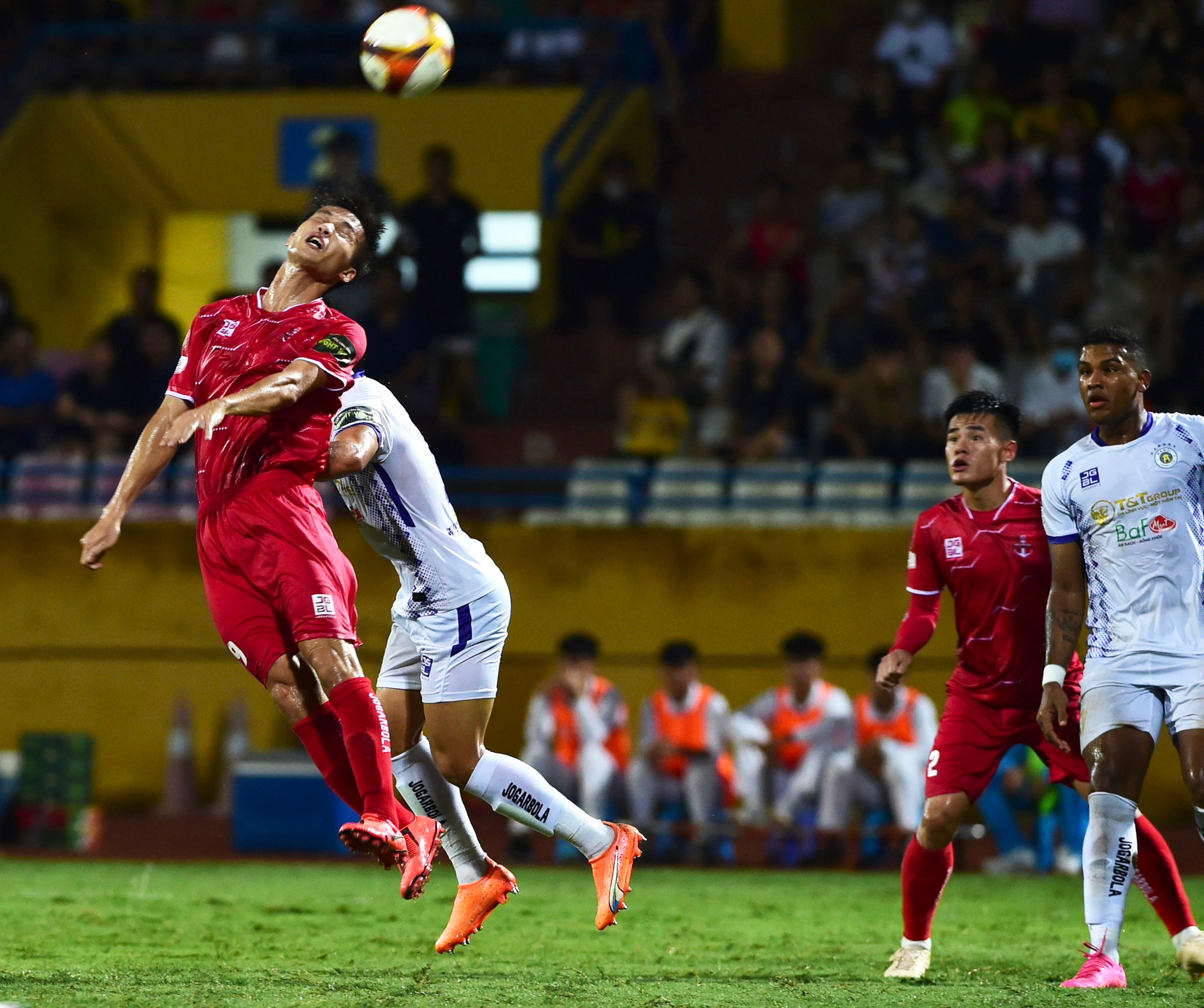 Những tình huống bóng bổng được hai đội triển khai.