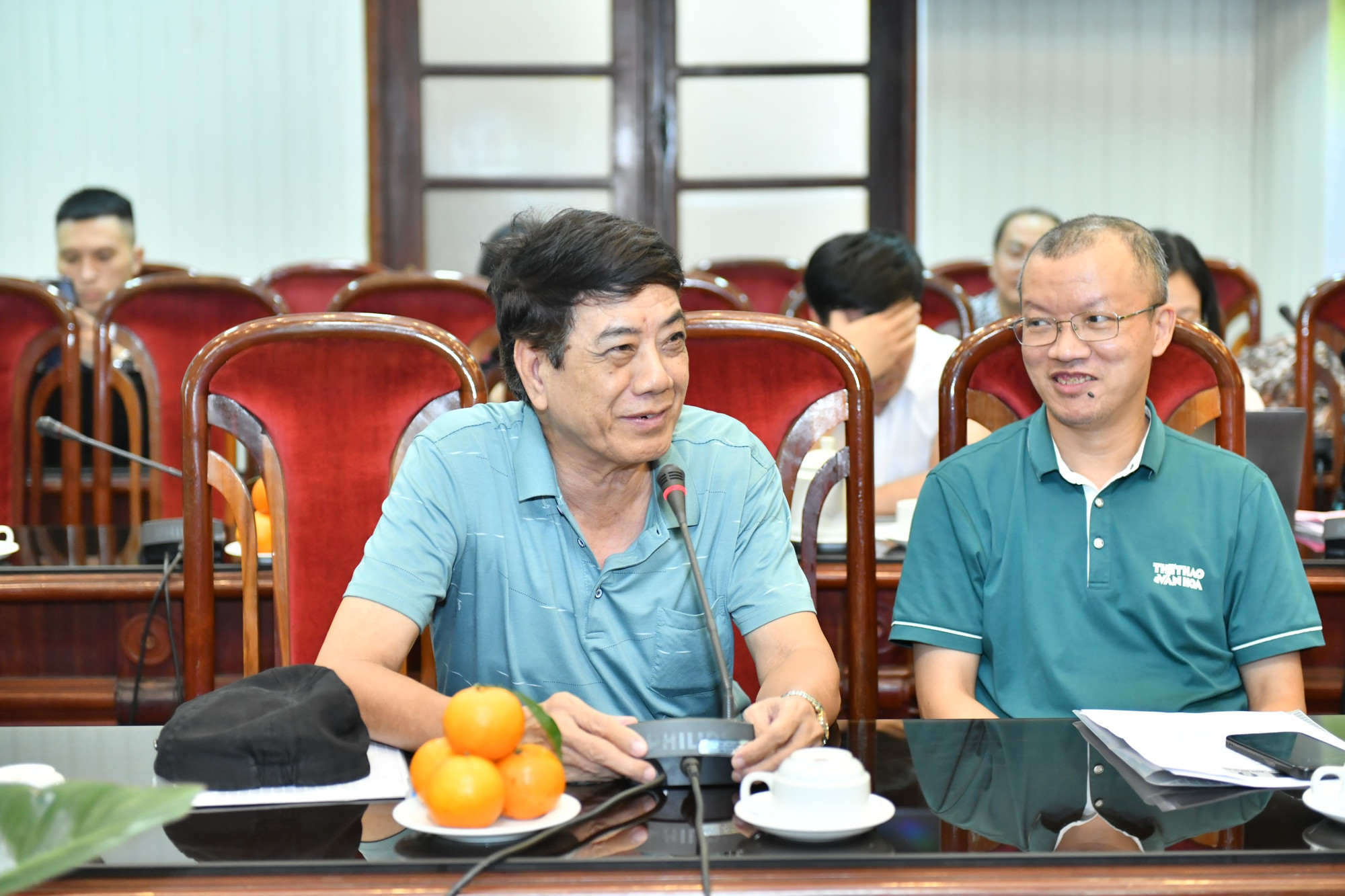 Nhà báo Nguyễn Lưu phát biểu tại buổi họp báo.