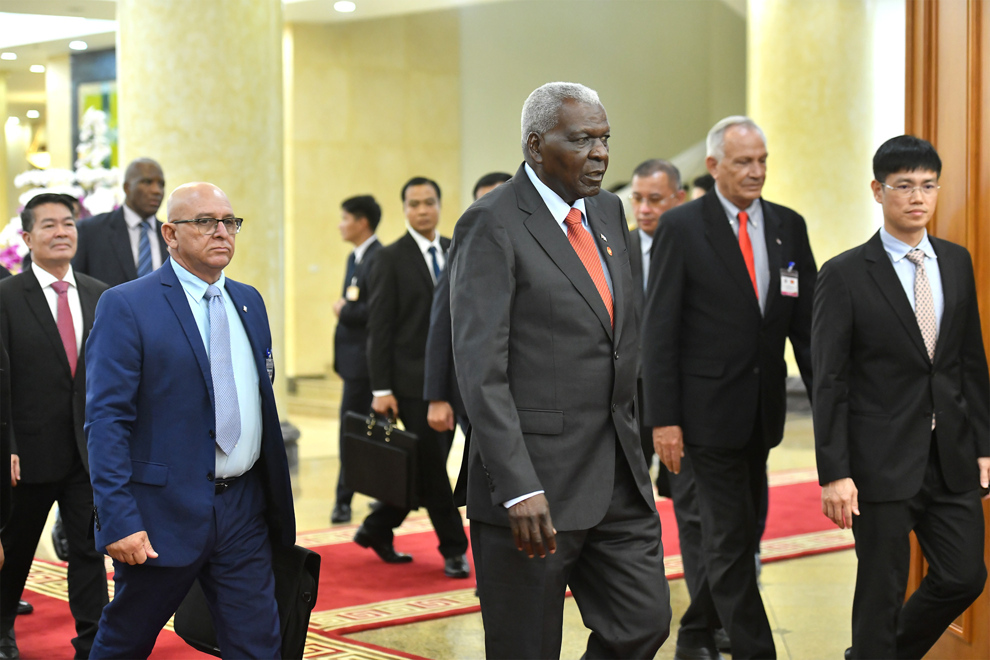 Đồng chí Esteban Lazo Hernandez, Ủy viên Bộ Chính trị, Chủ tịch Quốc hội Cuba và các đại biểu đến Trụ sở Trung ương Đảng.