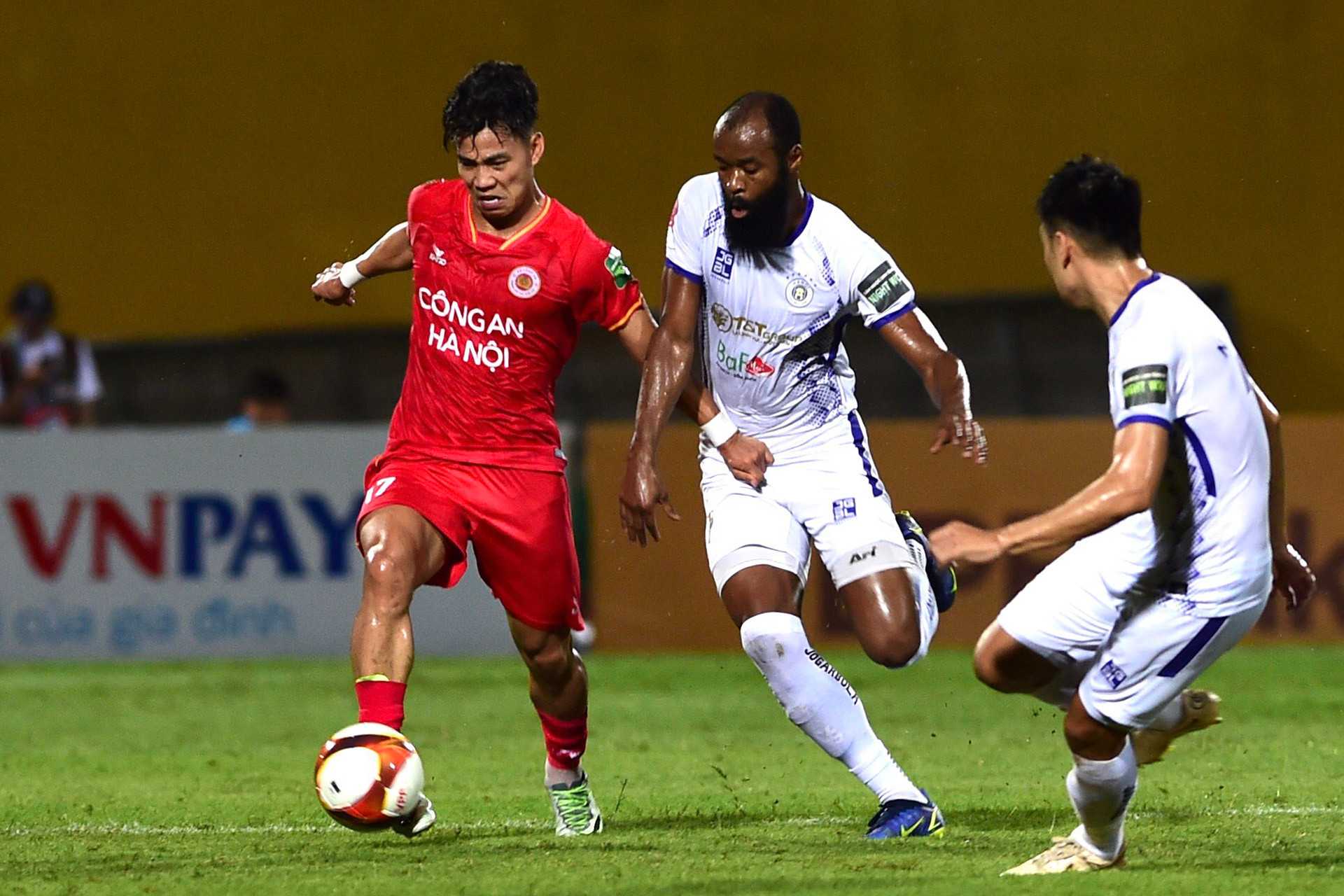 Những phút còn lại của hiệp một diễn ra sôi động, nhưng cơ hội ghi bàn không có nhiều và hai đội bước vào giờ nghỉ với kết quả hòa.