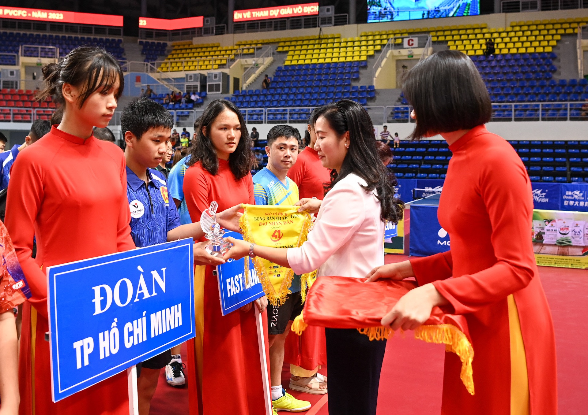 Phó Chủ tịch Ủy ban nhân dân tỉnh Quảng Ninh Nguyễn Thị Hạnh trao tặng Kỷ niệm chương các đội tham dự.