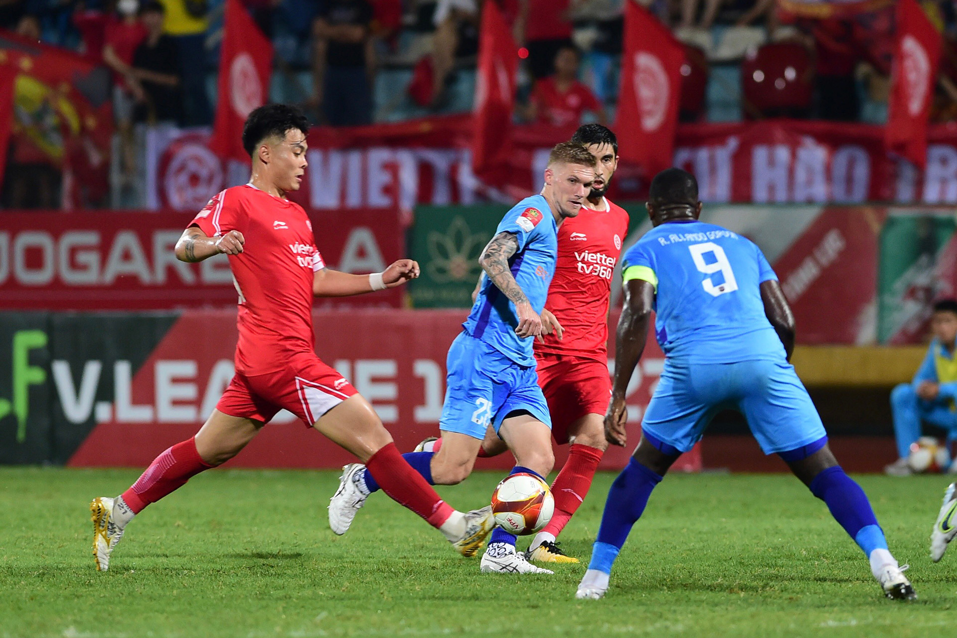 Tốc độ cao được các cầu thủ duy trì đầu hiệp 2.