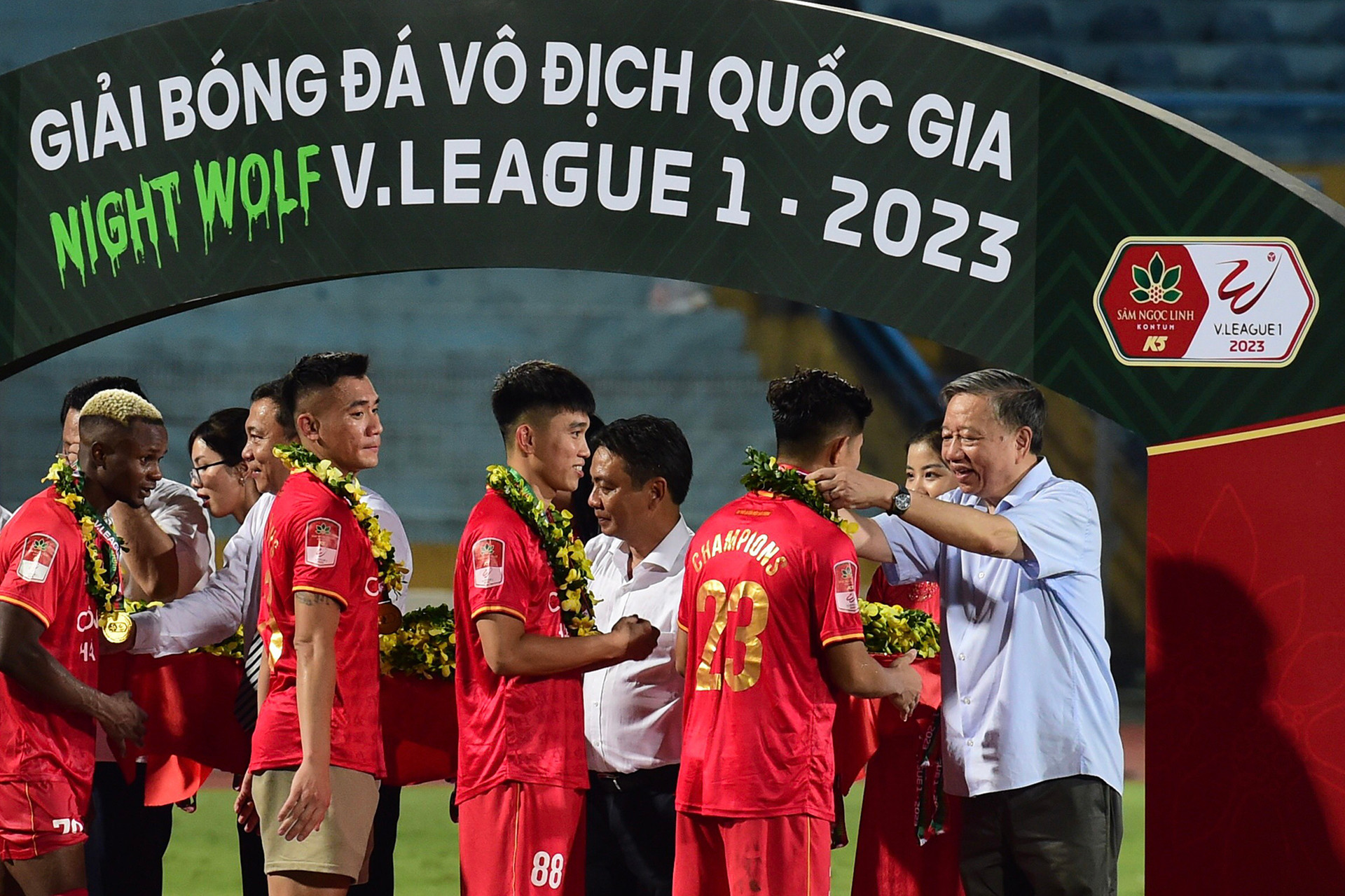 Đại tướng Tô Lâm, Ủy viên Bộ Chính trị, Bộ trưởng Công an trao vòng hoa cho những nhà vô địch.