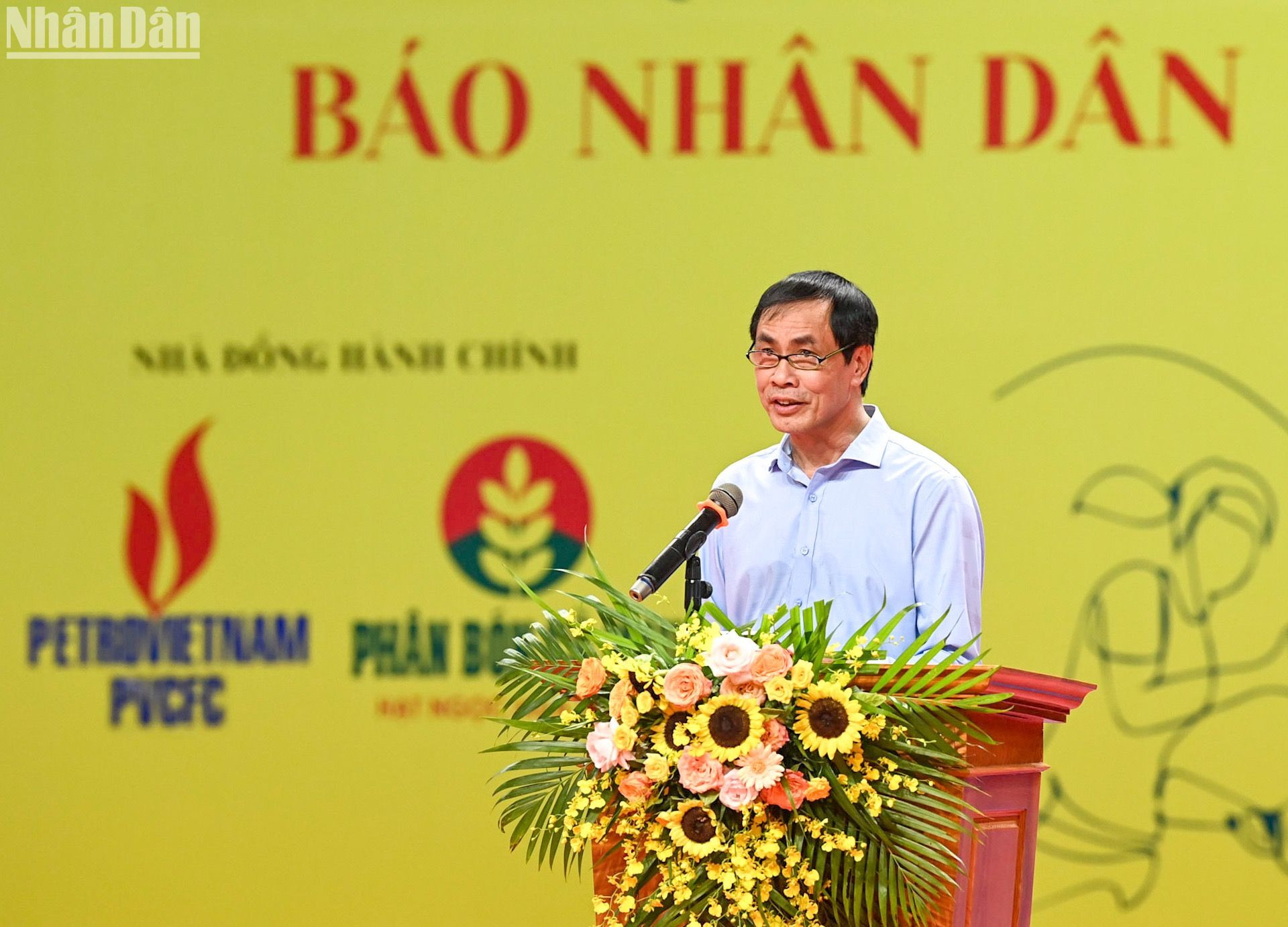 Đồng chí Trần Hữu Việt, Trưởng Ban Văn hóa-Văn nghệ Báo Nhân Dân, Trưởng Ban tổ chức Giải điều hành Lễ bế mạc.