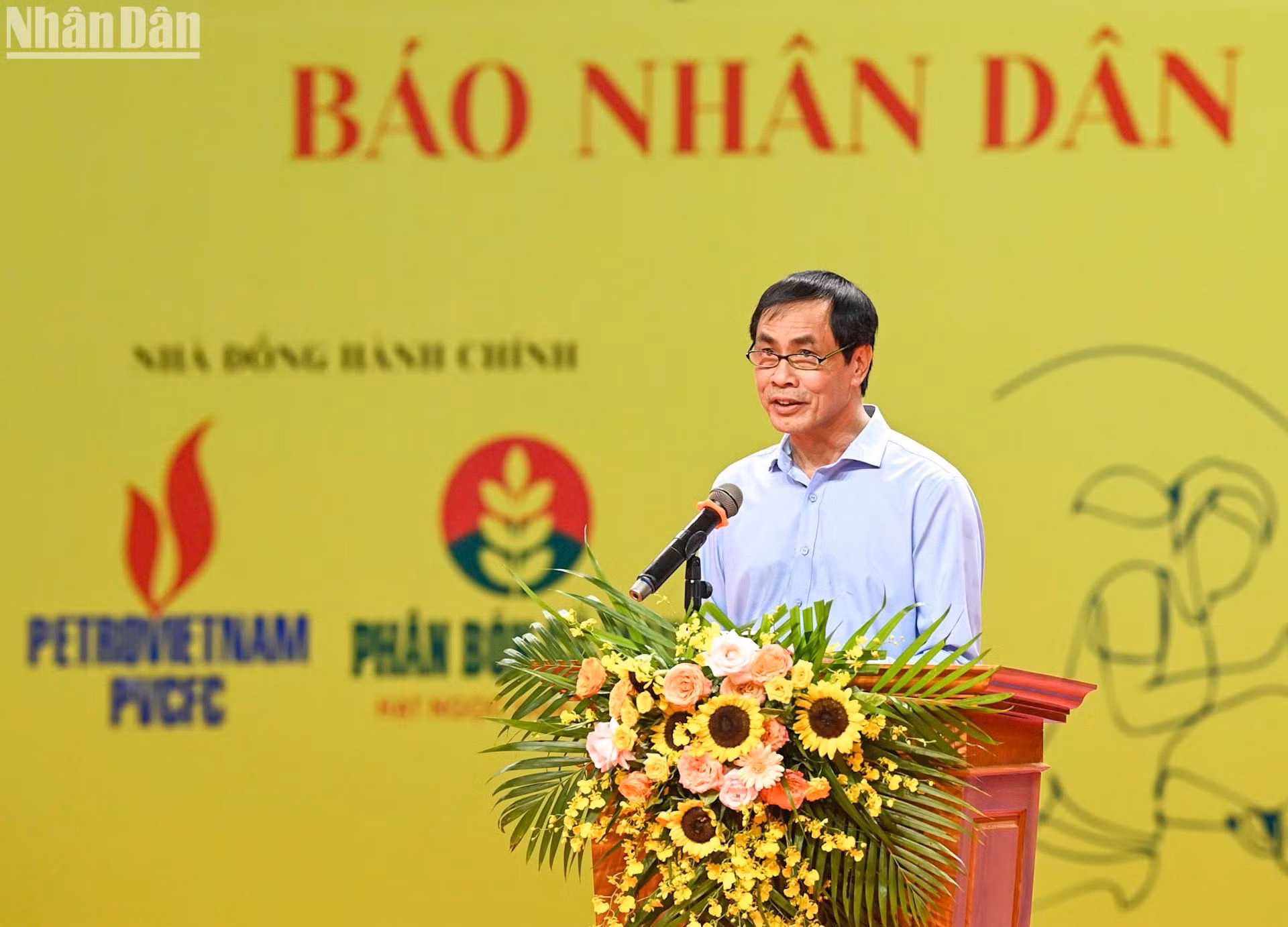 Đồng chí Trần Hữu Việt, Trưởng Ban Văn hóa-Văn nghệ Báo Nhân Dân, Trưởng Ban tổ chức Giải điều hành Lễ bế mạc.