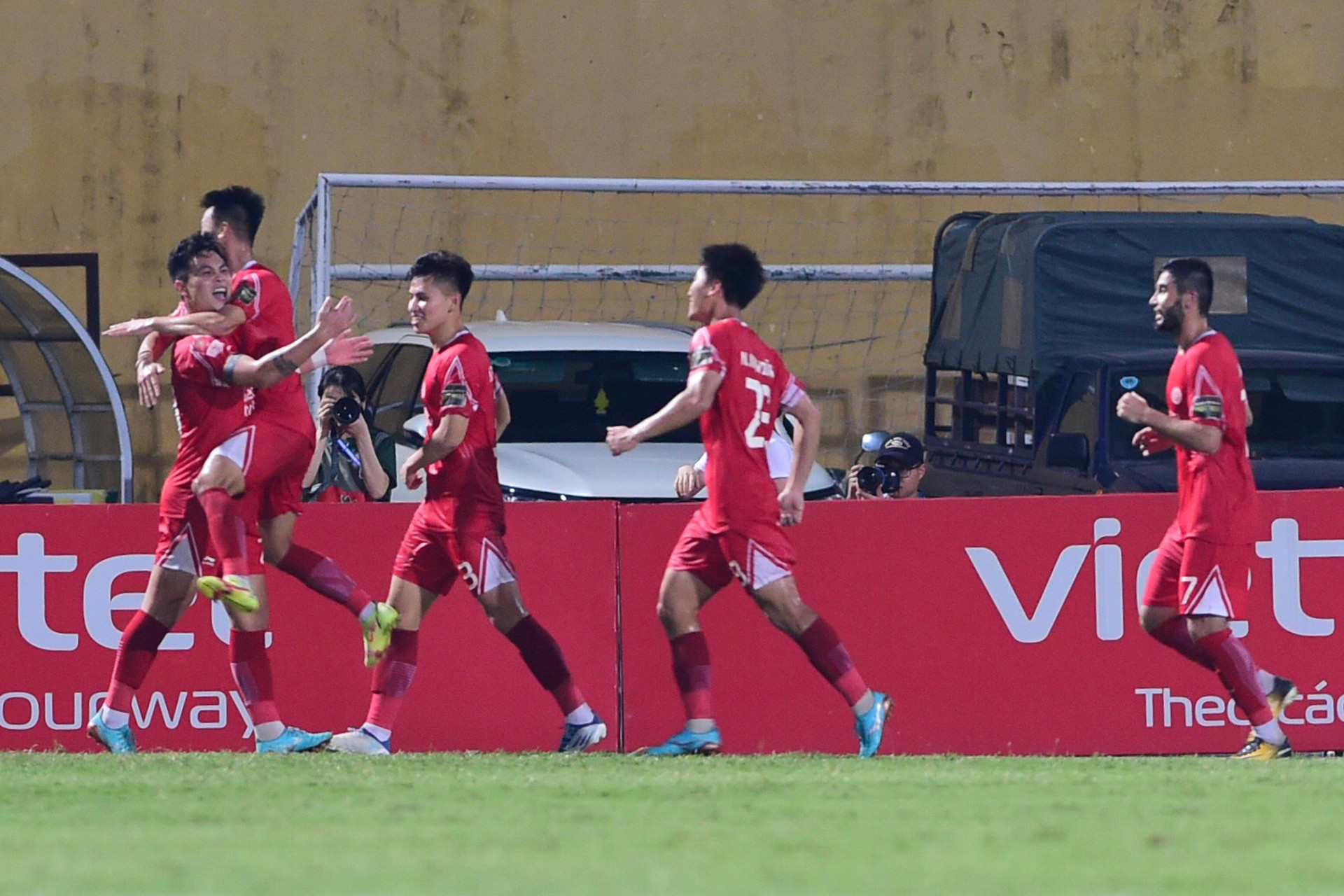 Đức Chiến và các đồng đội ăn mừng bàn thắng đầu tiên của trận đấu.