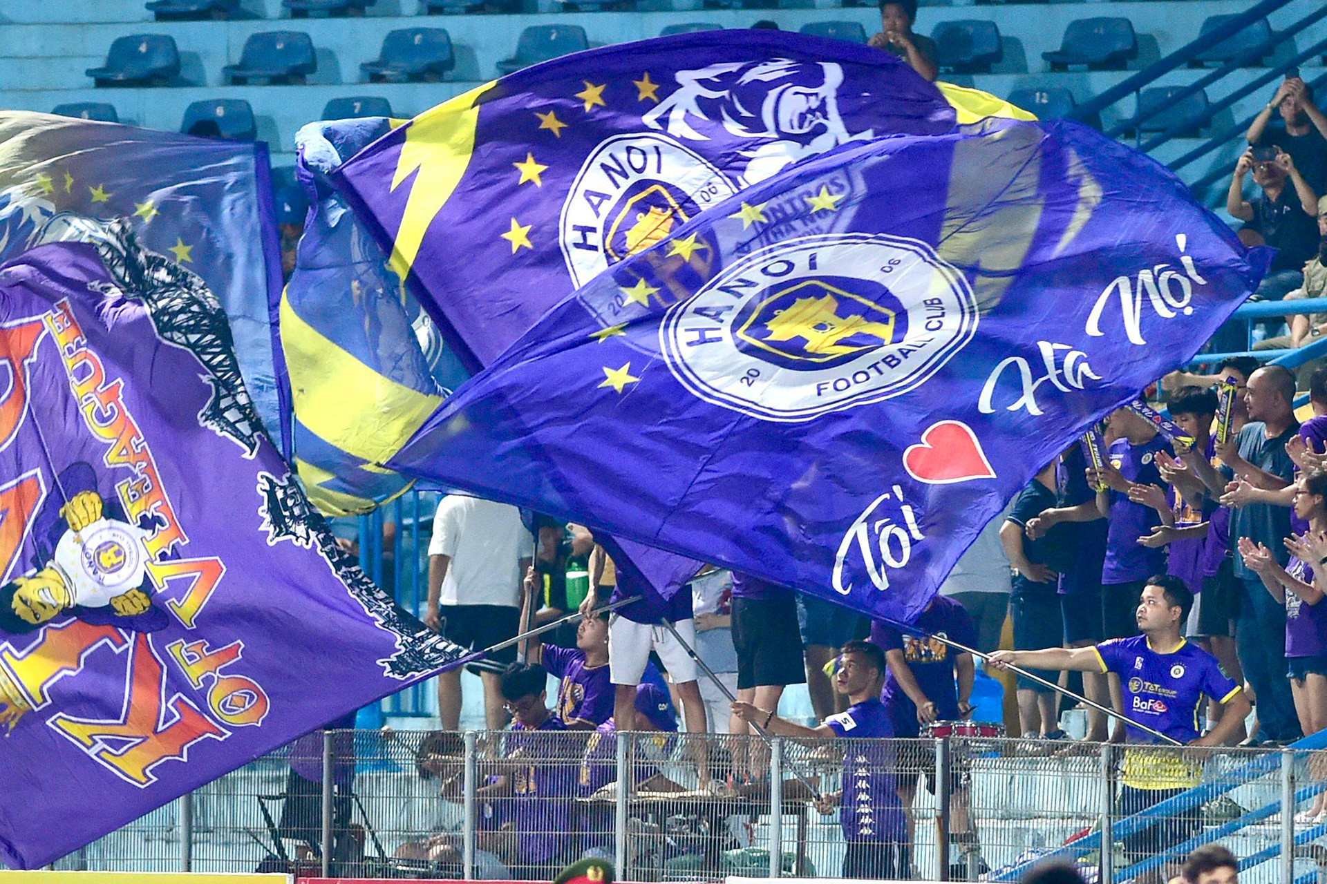 Những lá cờ quen thuộc của hội cổ động viên Hà Nội.