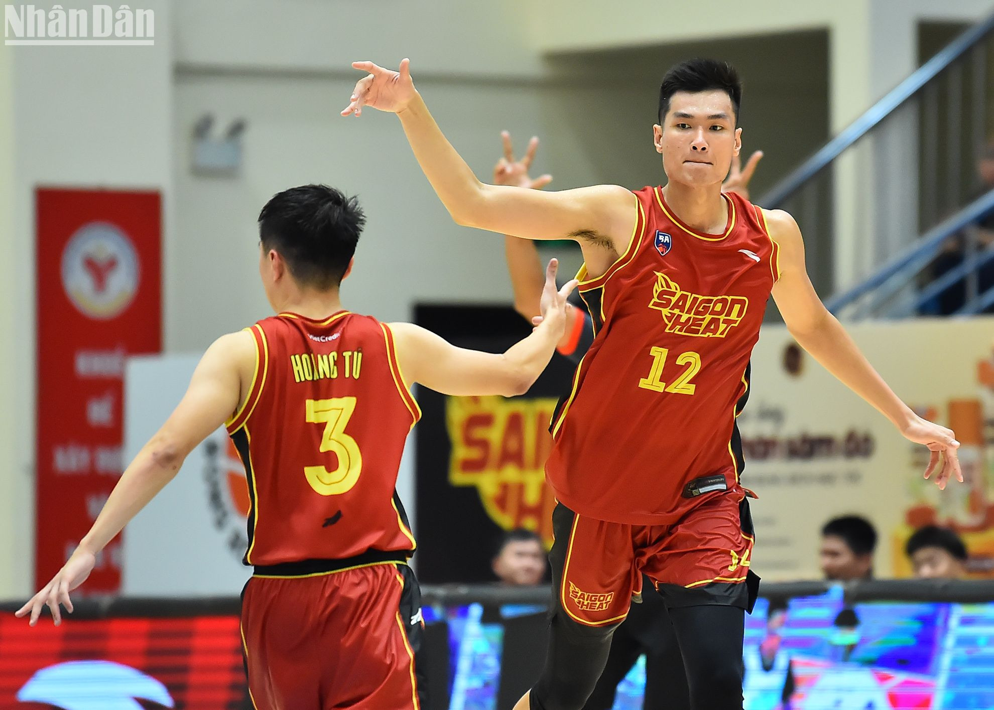 Phú Vinh (số 12) sở hữu chiều cao và khả năng ném ba chính xác.