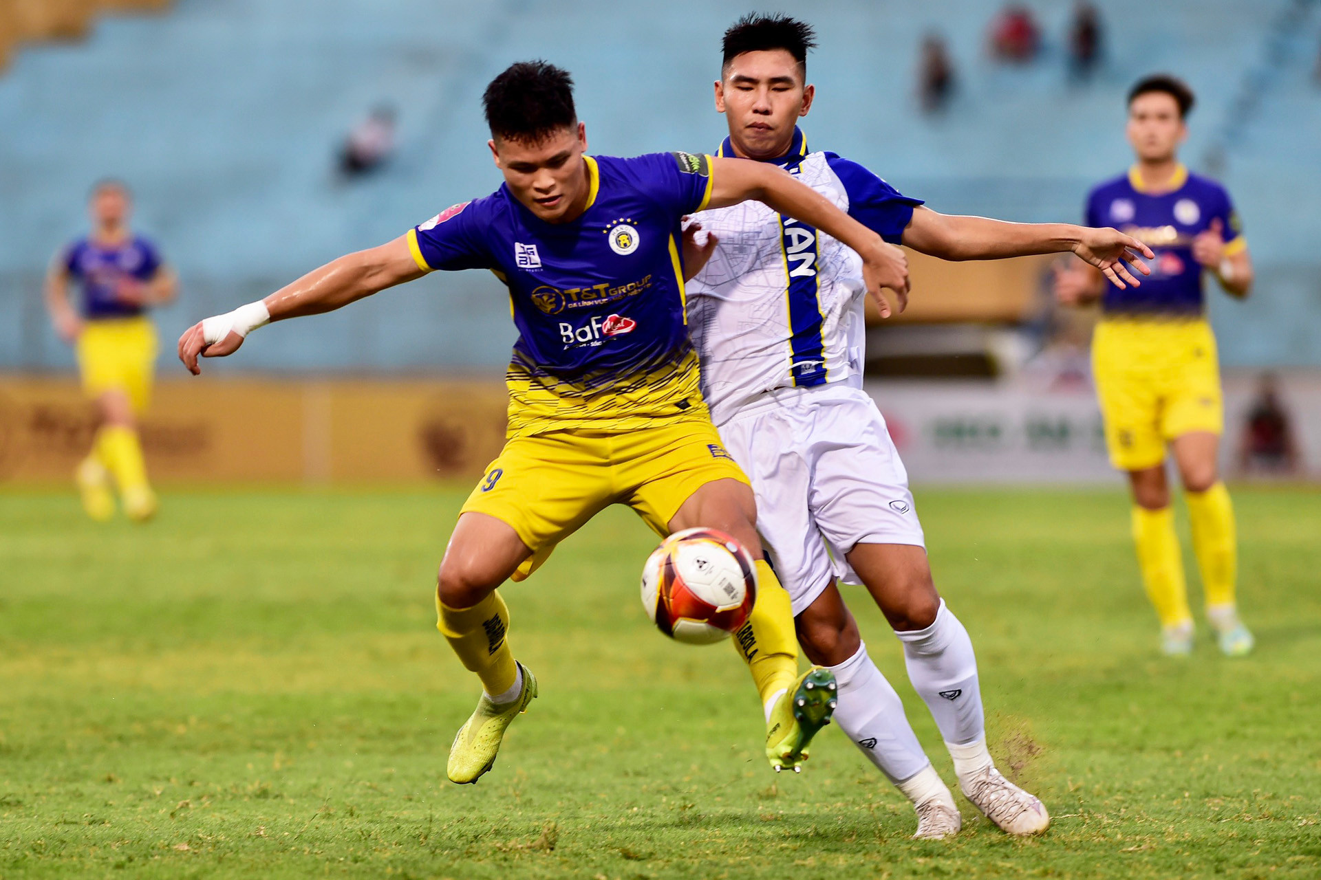 Phút 30, Phạm Tuấn Hải có cơ hội đánh đầu nhưng không thể ghi bàn mở tỷ số.