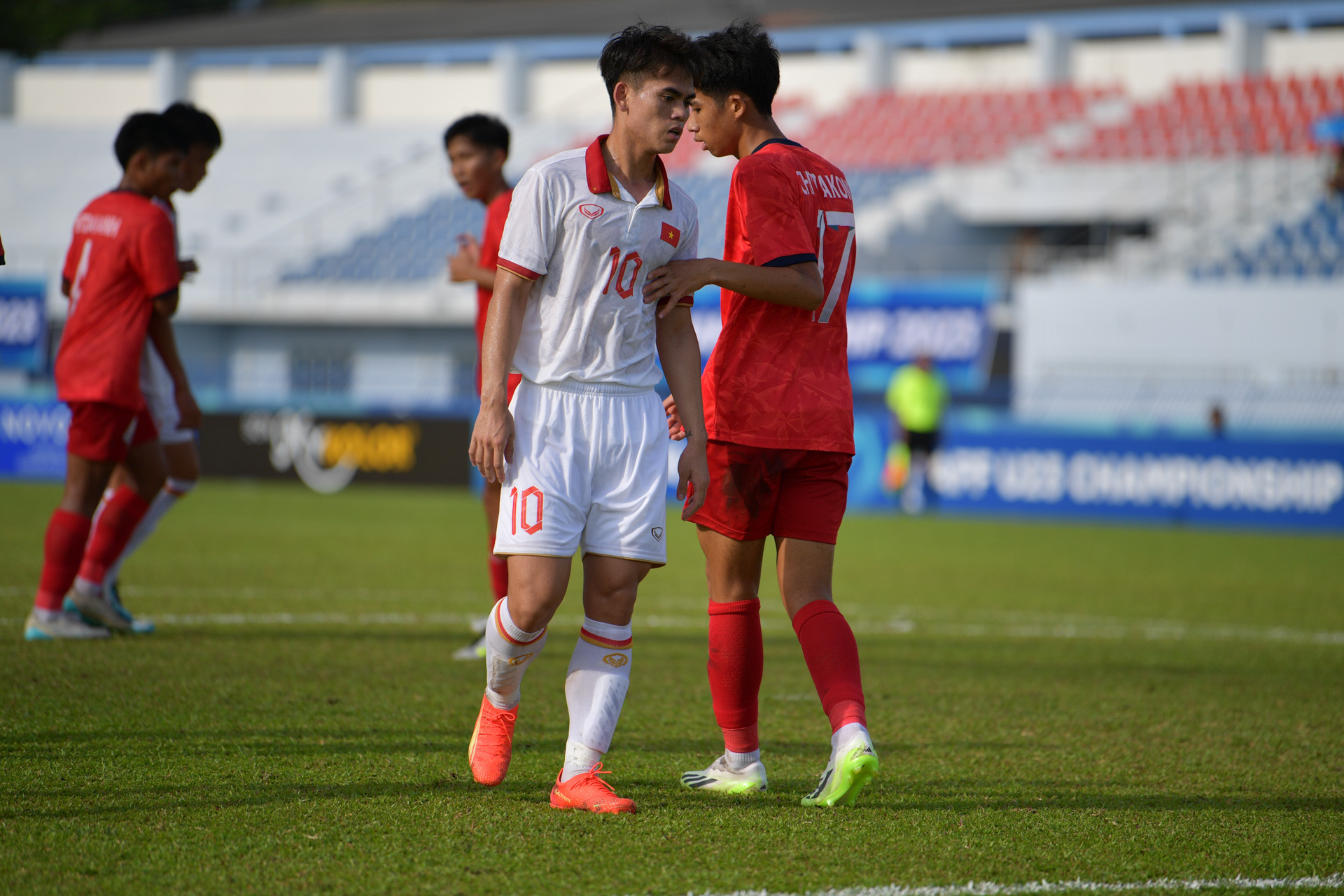 Khuất Văn Khang thi đấu năng nổ trên hàng công U23 Việt Nam.