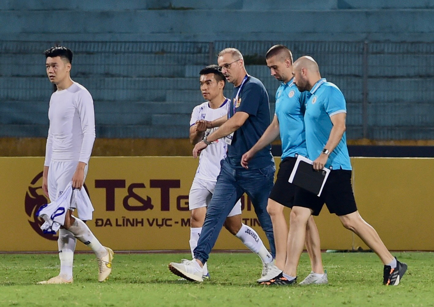 Ban huấn luyện Hà Nội FC chúc mừng chiến thắng của các cầu thủ đội nhà sau trận đấu.