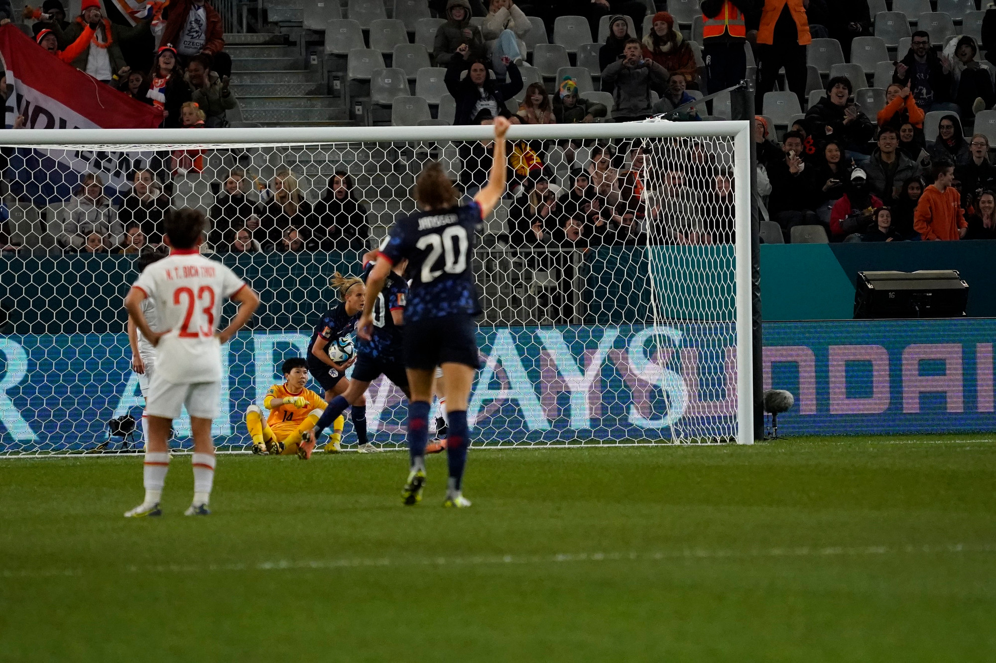 Chỉ 3 phút sau, tiền đạo Katja Snoeijs nhận đường chuyền thuận lợi của Danielle van de Donk để dứt điểm chéo góc khiến Kim Thanh không thể cản phá. Chỉ 3 phút sau, tiền đạo Katja Snoeijs nhận đường chuyền thuận lợi của Danielle van de Donk để dứt điểm chéo góc khiến Kim Thanh không thể cản phá.