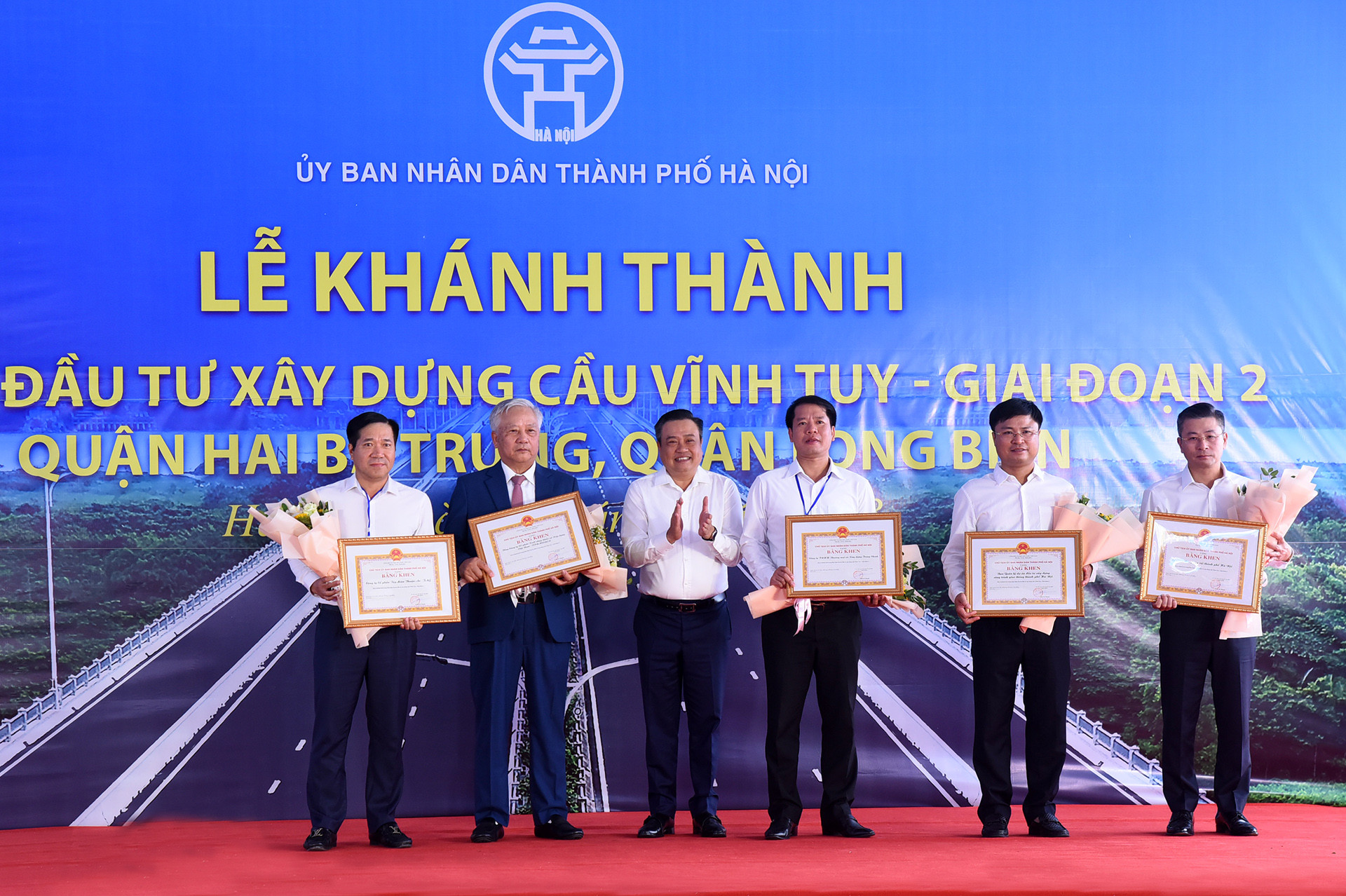 Chủ tịch Ủy ban nhân dân Thành phố Hà Nội Trần Sỹ Thanh trao bằng khen cho các đơn vị thi công dự án.