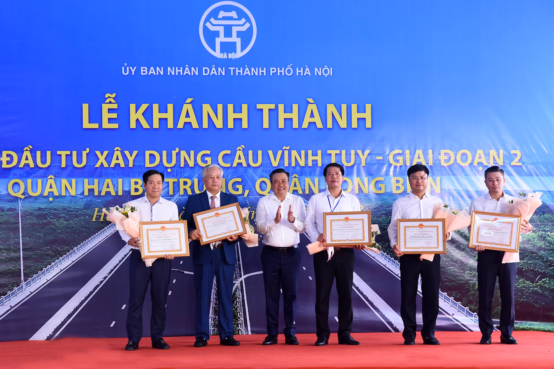 Chủ tịch Ủy ban nhân dân Thành phố Hà Nội Trần Sỹ Thanh trao bằng khen cho các đơn vị thi công dự án.