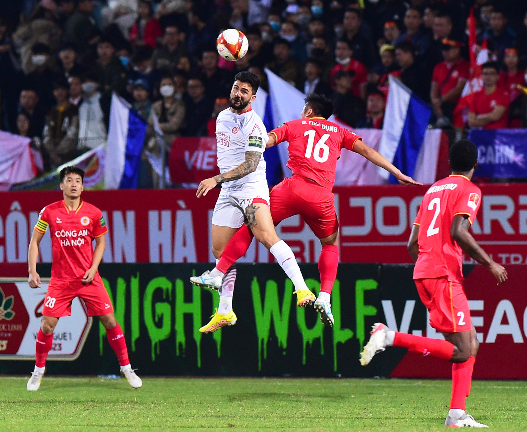 Quyết liệt ngay những phút đầu bóng lăn.