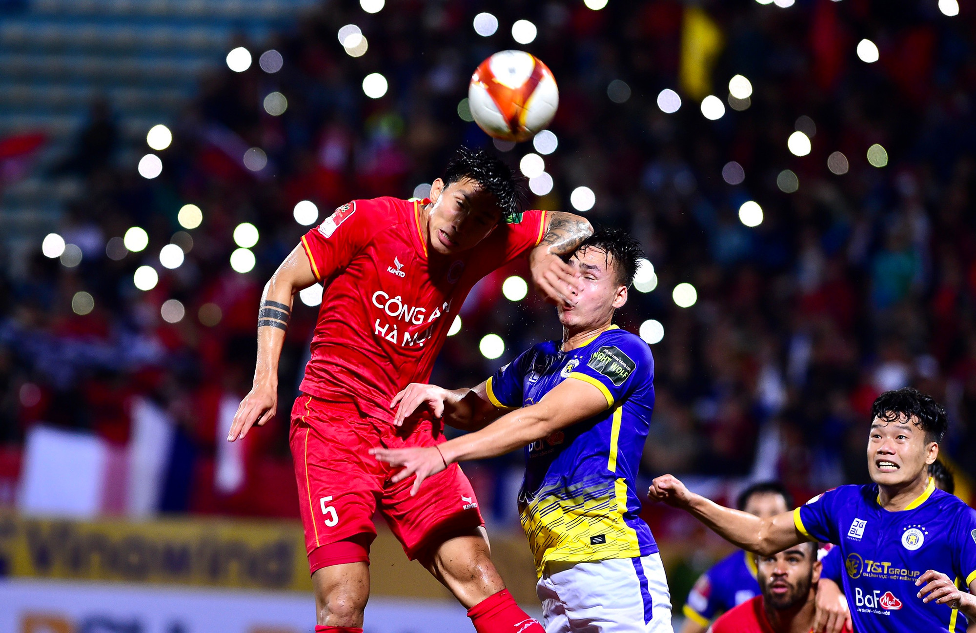 Hai bên đều nỗ lực trong từng pha tranh bóng. Hai bên đều nỗ lực trong từng pha tranh bóng.