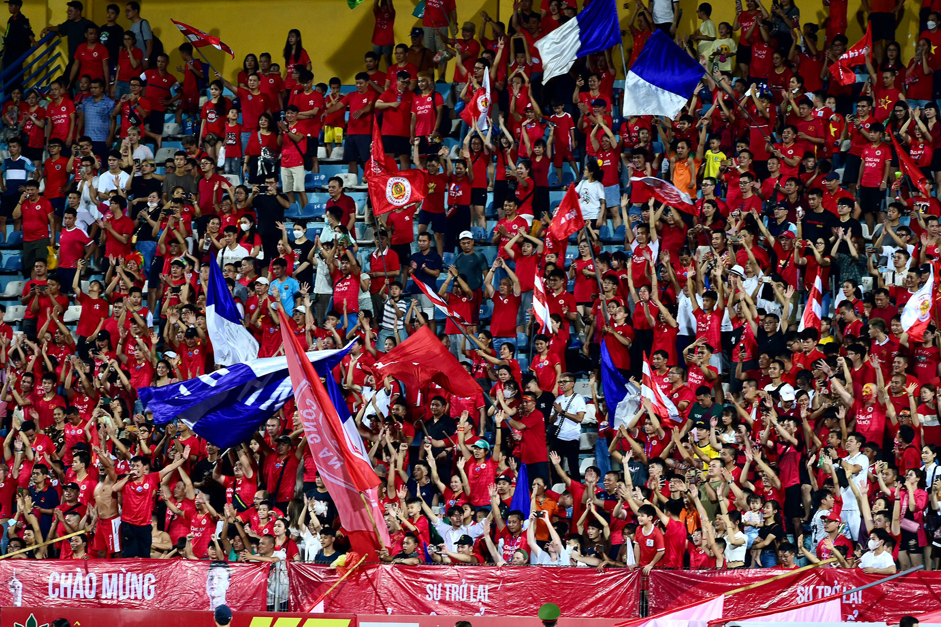 Niềm vui của cổ động viên Công an Hà Nội sau trận thắng 2-1 trước Hà Nội FC.