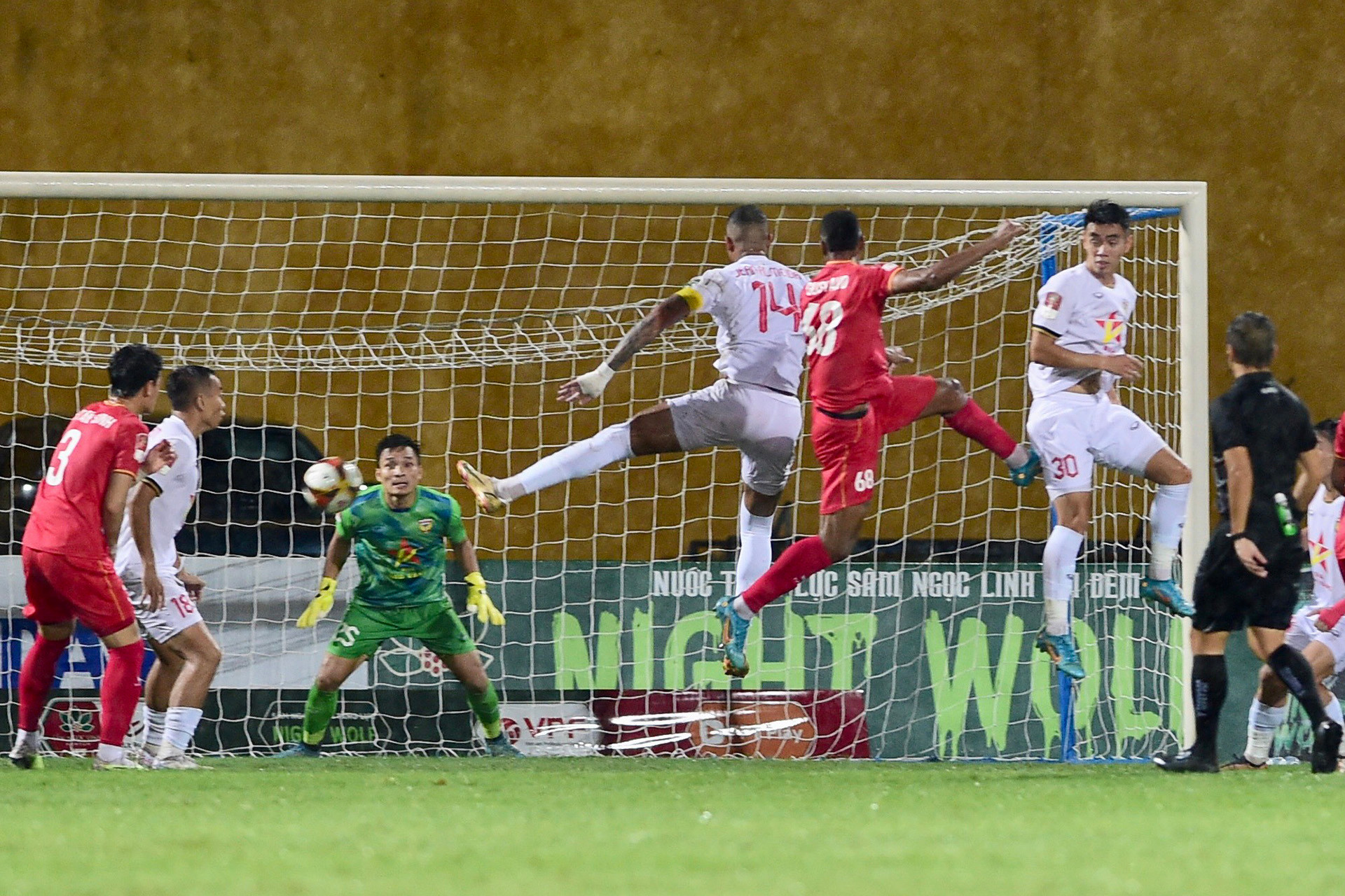 Pha nguy hiểm trước khung thành của Hồng Lĩnh Hà Tĩnh.