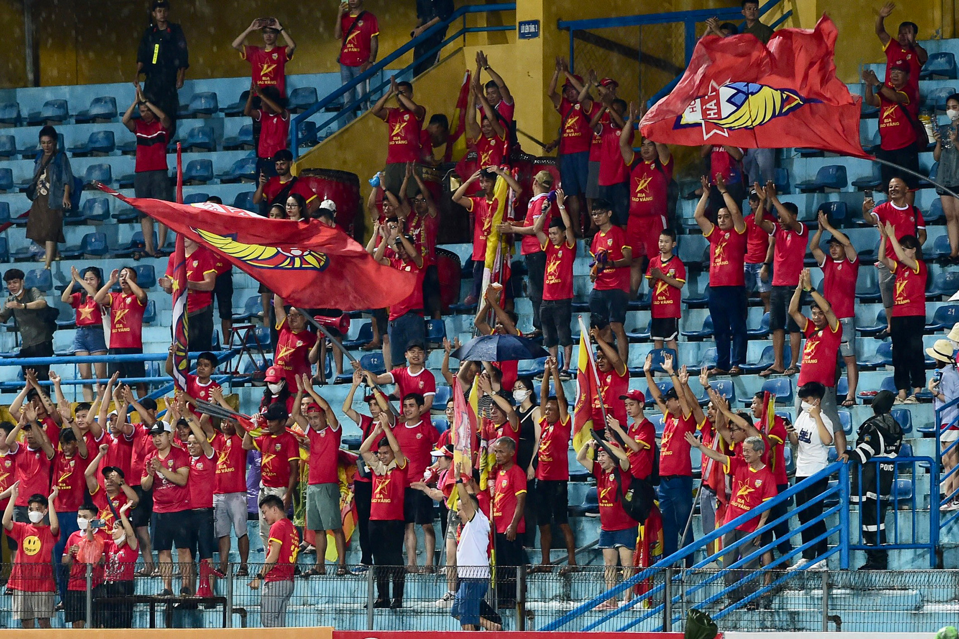 Trận đấu diễn ra dưới trời mưa nặng hạt , nhưng nhiều cổ động viên đã đến cổ vũ cho đội nhà.