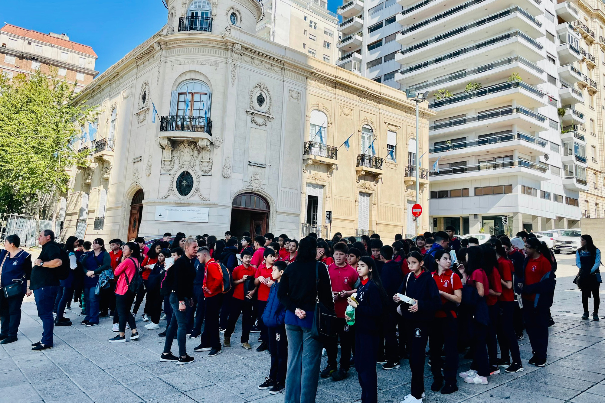 Khu vực Tượng đài trung tâm, bảo tàng và các điểm trường học liên quan Messi thu hút đông đảo du khách trẻ tuổi đến tham quan, tìm hiểu. Khu vực Tượng đài trung tâm, bảo tàng và các điểm trường học liên quan Messi thu hút đông đảo du khách trẻ tuổi đến tham quan, tìm hiểu.