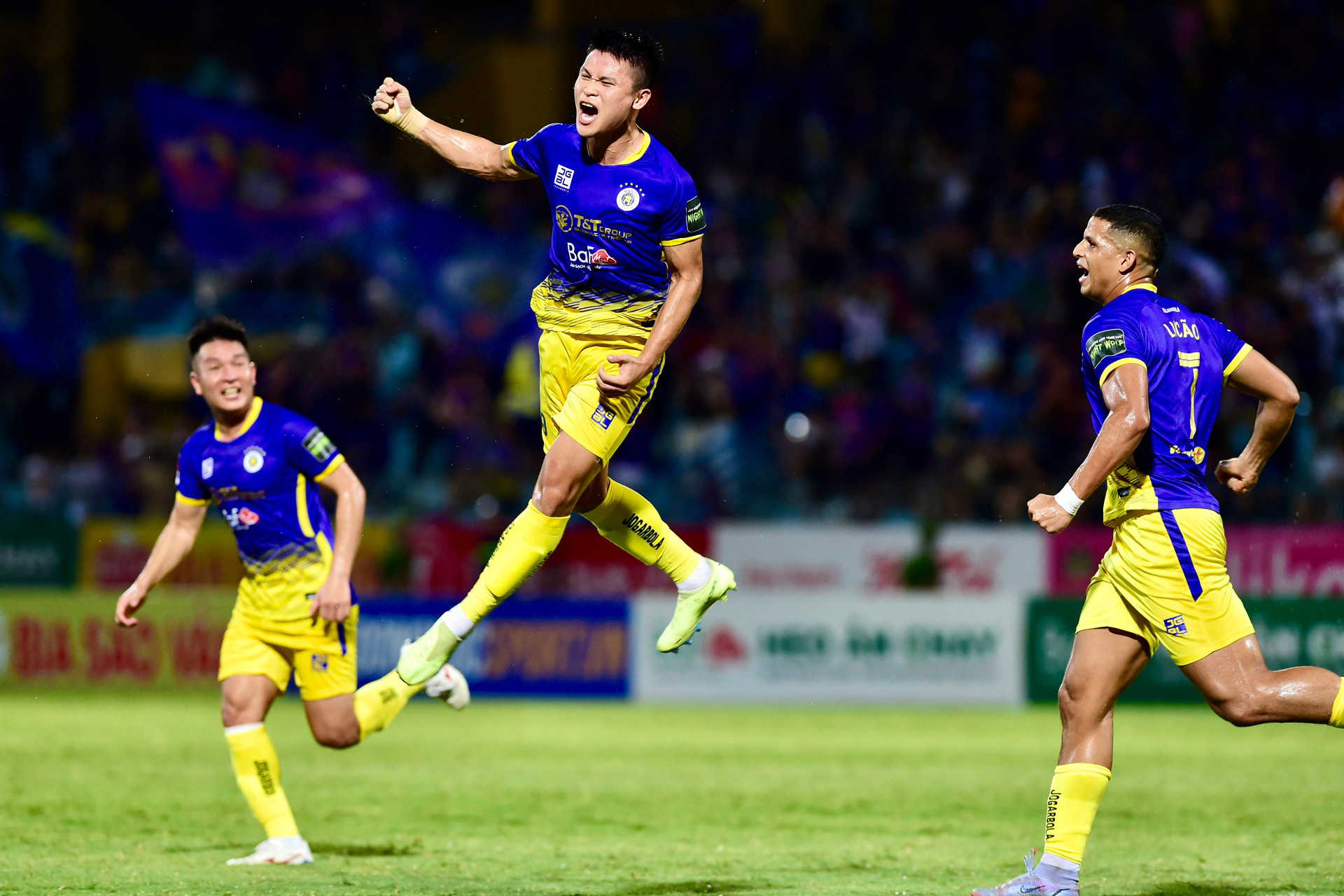 Tuấn Hải đầy cảm xúc sau khi mang về bàn mở tỷ số cho Hà Nội.