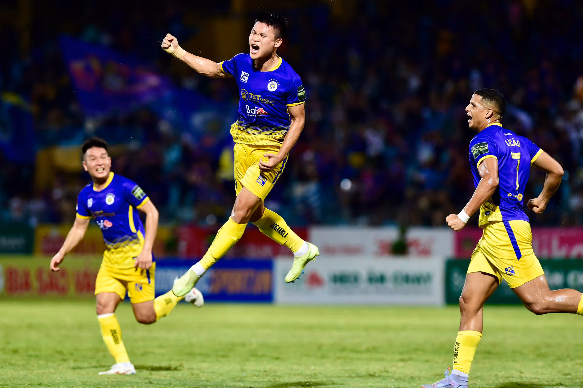 Tuấn Hải đầy cảm xúc sau khi mang về bàn mở tỷ số cho Hà Nội.