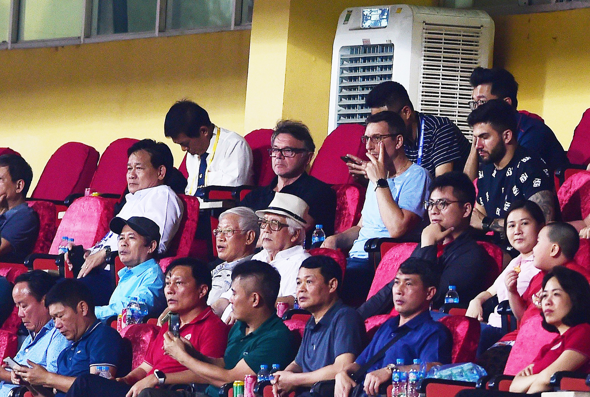 HLV trưởng đội tuyển Việt Nam và U23 Việt Nam - Philippe Troussier cùng các cộng sự có mặt trên khán đài sân Hàng Đẫy để theo dõi một số tuyển thủ.