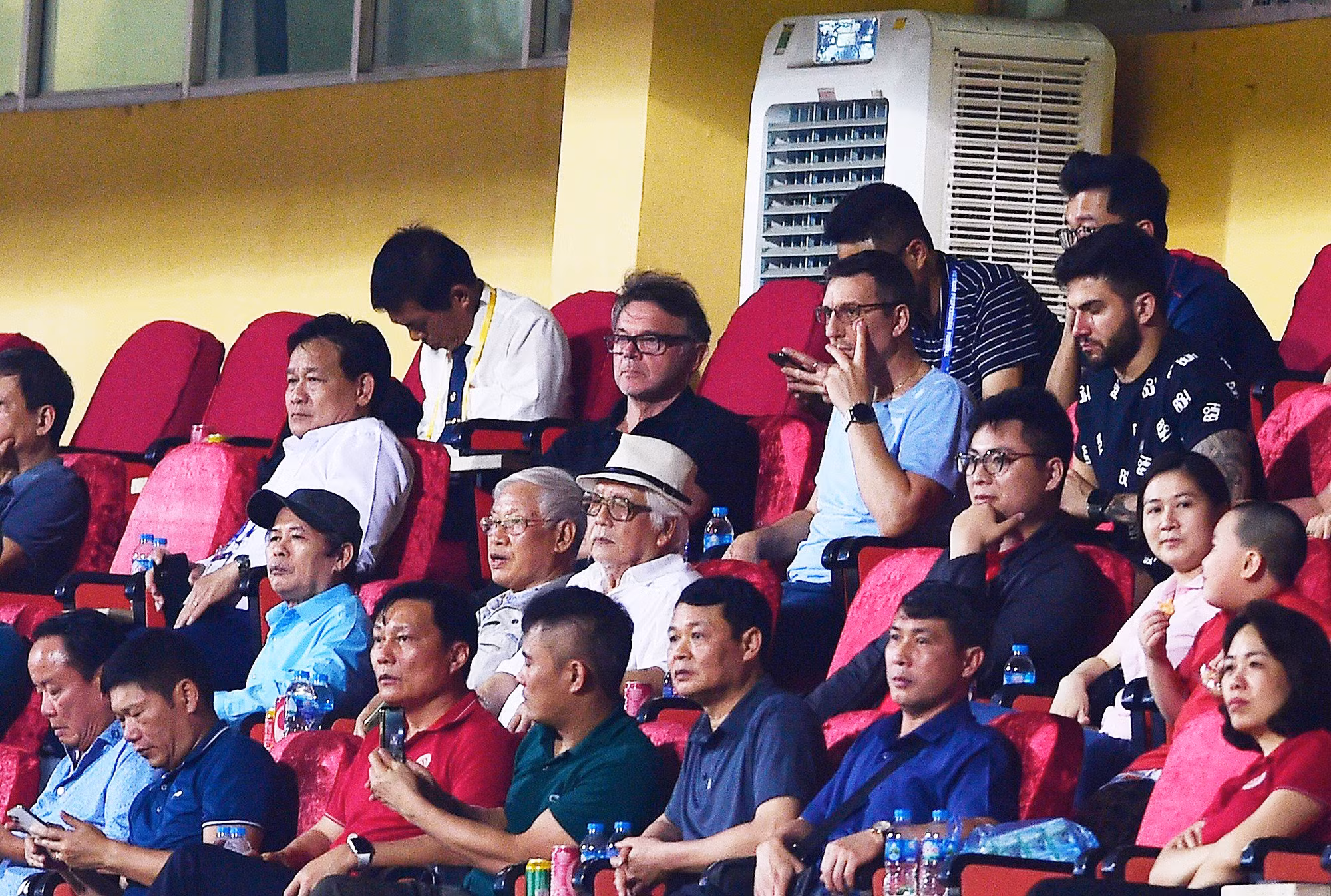 HLV trưởng đội tuyển Việt Nam và U23 Việt Nam - Philippe Troussier cùng các cộng sự có mặt trên khán đài sân Hàng Đẫy để theo dõi một số tuyển thủ.