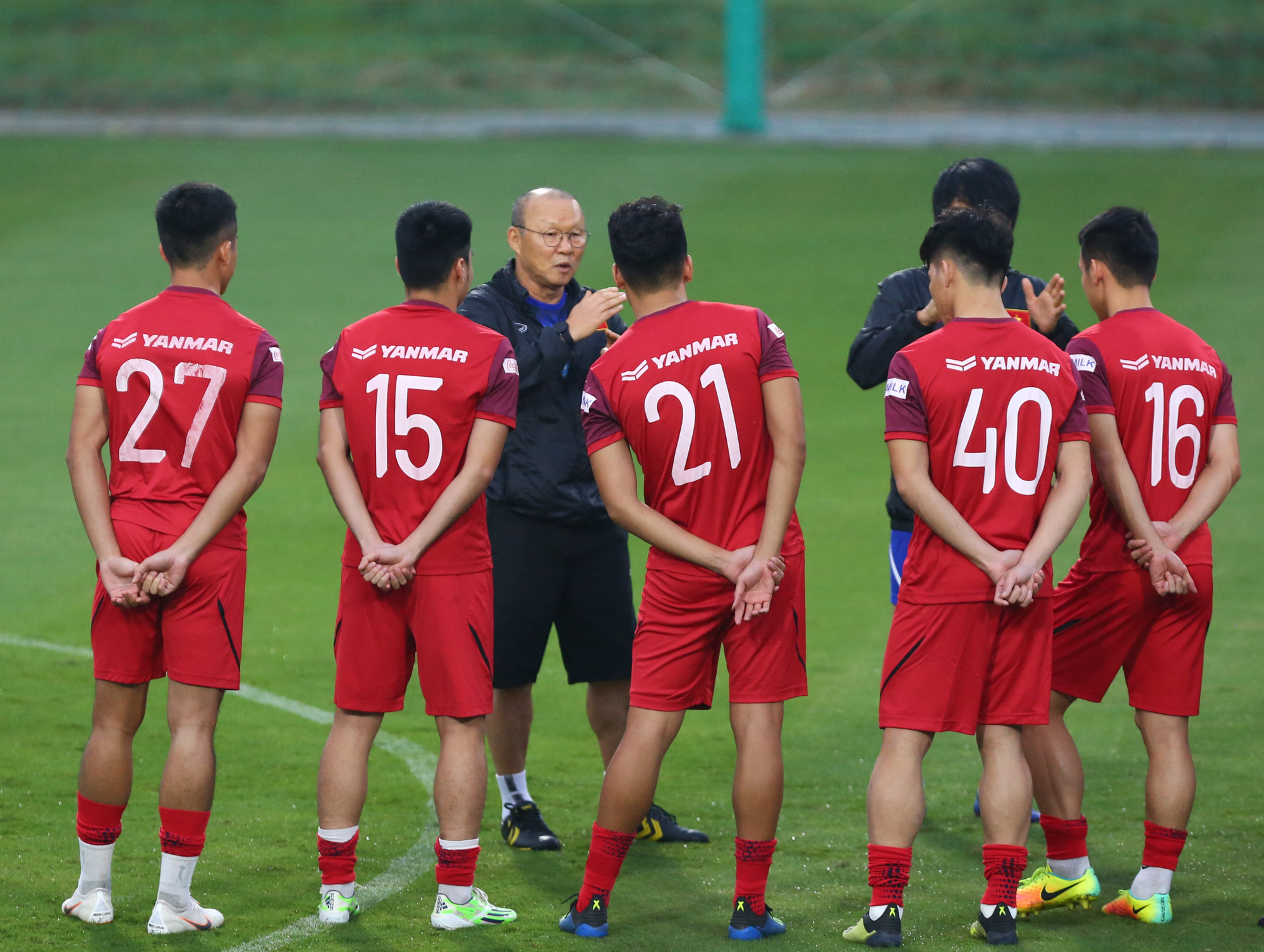 Các tuyển thủ luôn lắng nghe lời thầy chỉ bảo. (Ảnh: TTXVN)