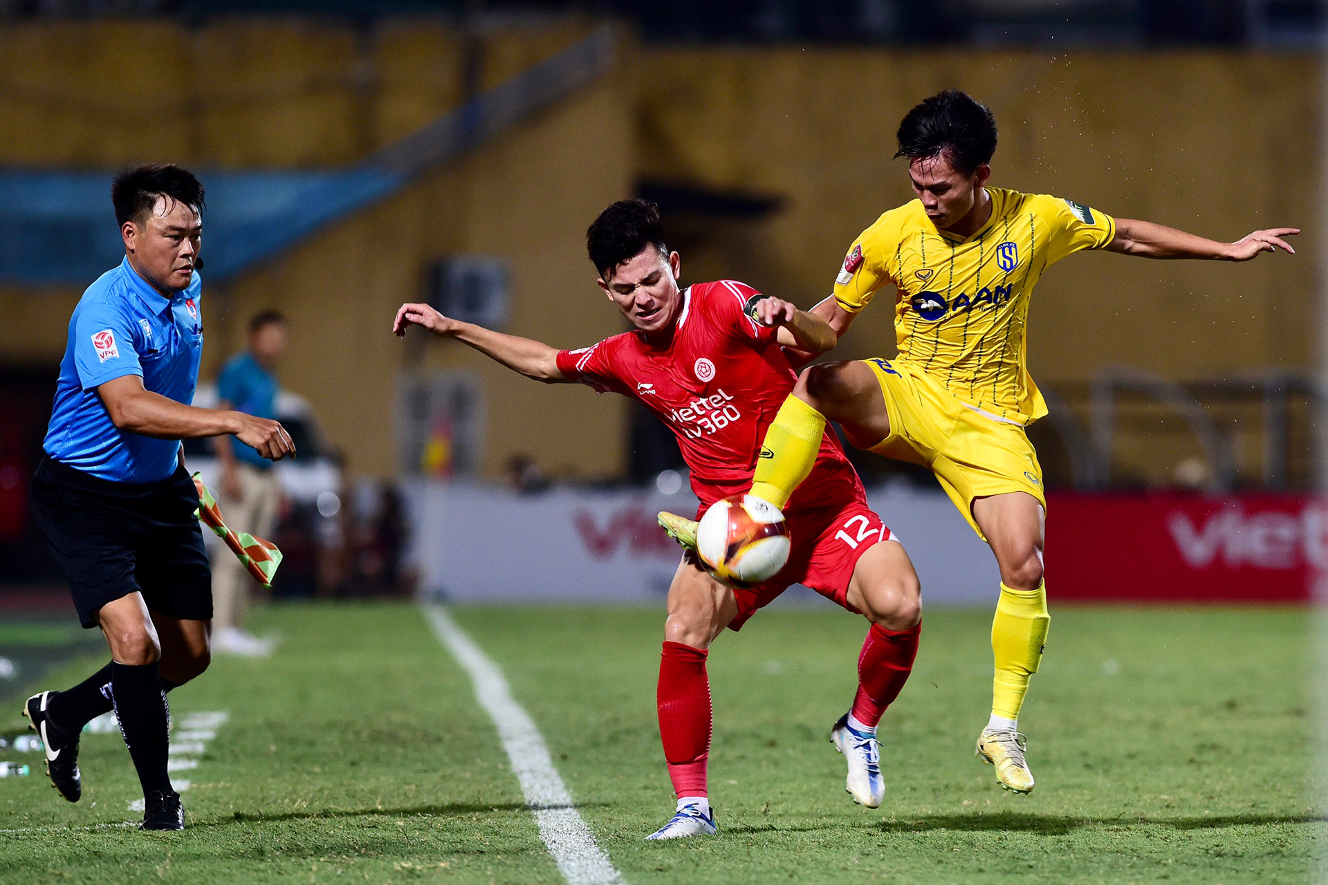 Với lợi thế sân nhà Hàng Đẫy, Viettel áp đặt quân số lên phần sân của Sông Lam Nghệ An ngay từ những phút đầu tiên.