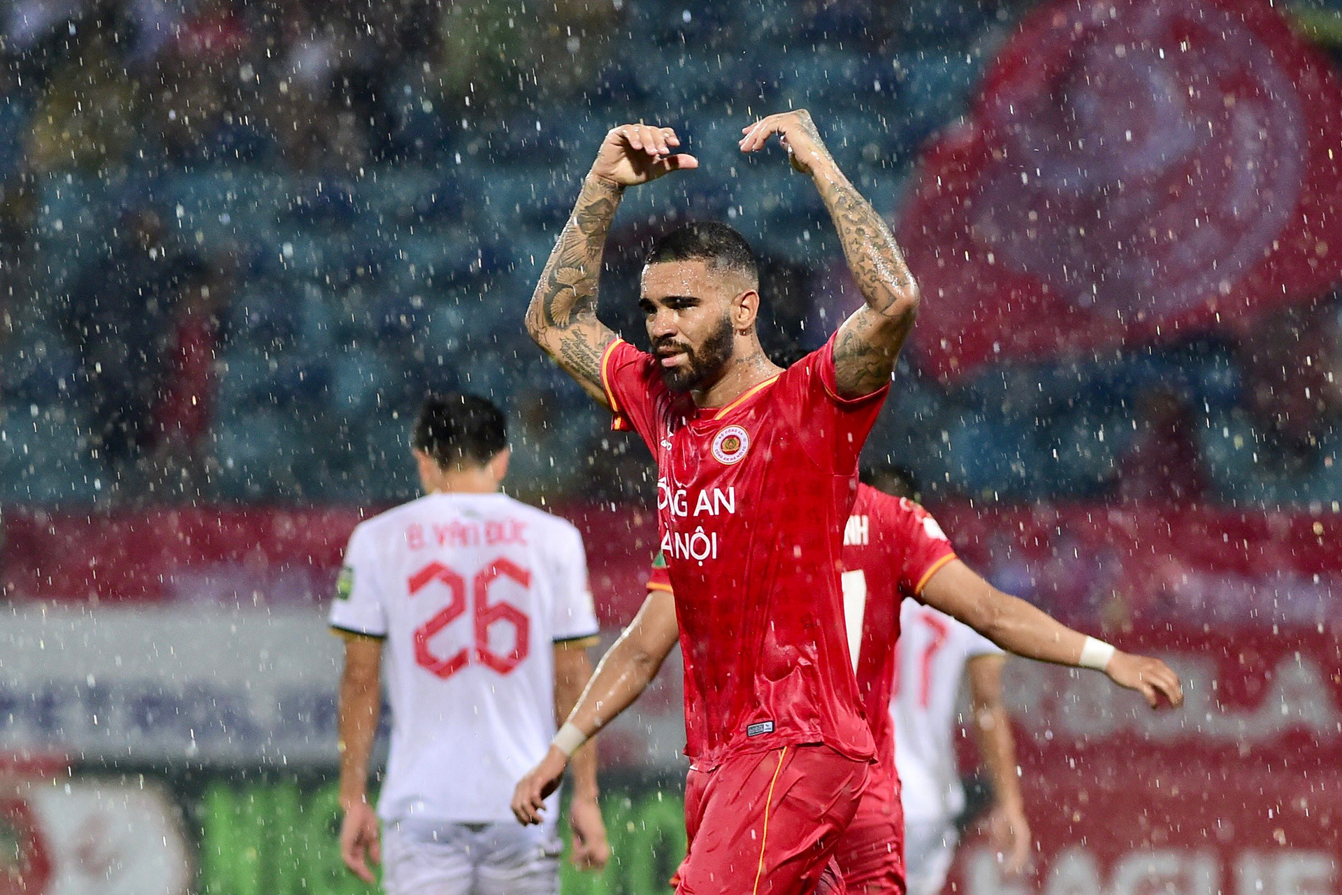 Đến phút bù giờ duy nhất, tưởng như hiệp 1 sẽ khép lại với kết quả hòa không bàn thắng thì đúng vào những giây cuối cùng, John Cley đã khai thông thế bế tắc.