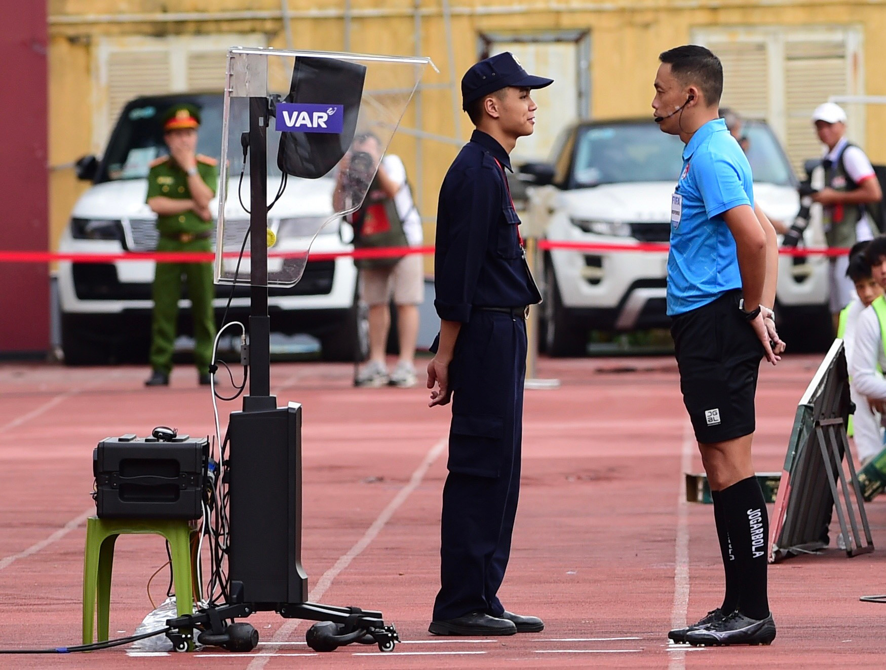 Trọng tài kiểm tra lại tình huống qua công nghệ VAR.