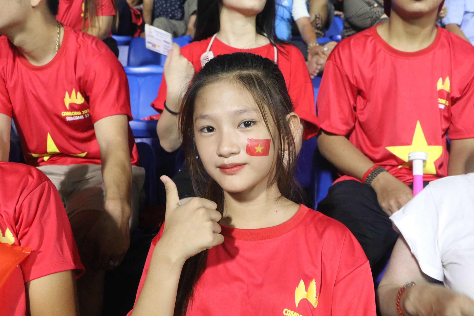 Thiếu nữ Việt trên khán đài.