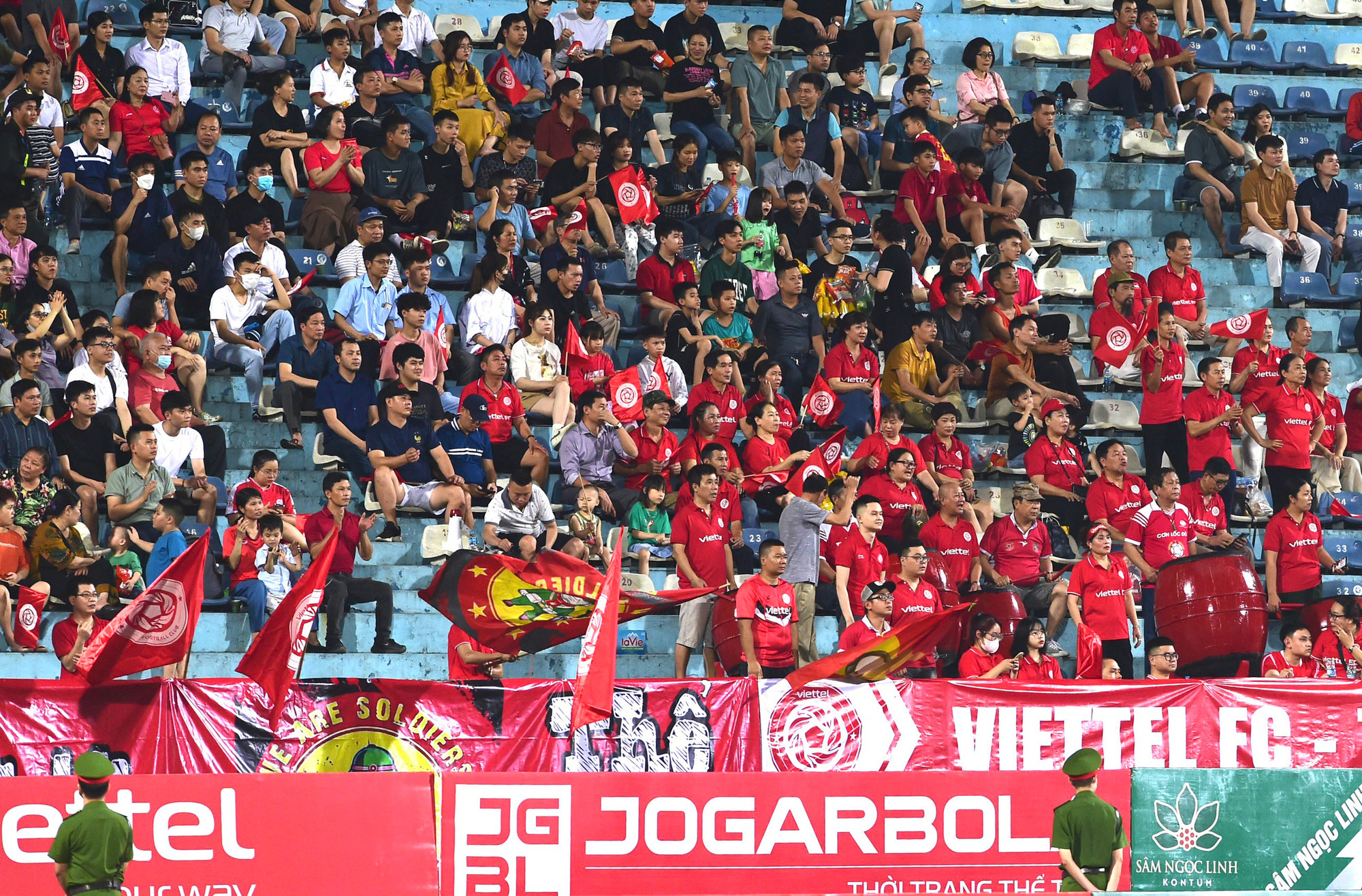Sắc đỏ người hâm mộ Viettel ngập tràn khán đài.