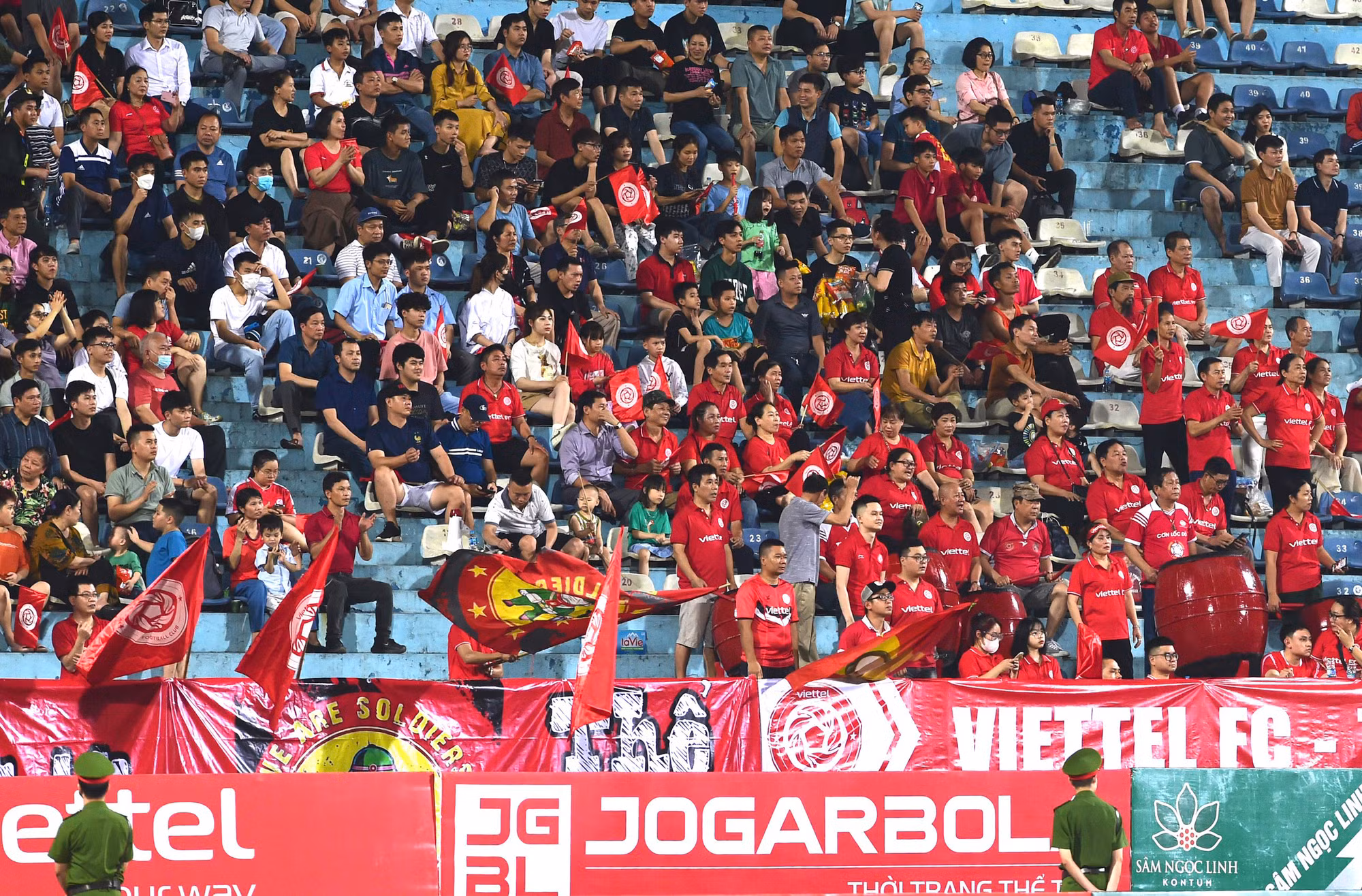 Sắc đỏ người hâm mộ Viettel ngập tràn khán đài.