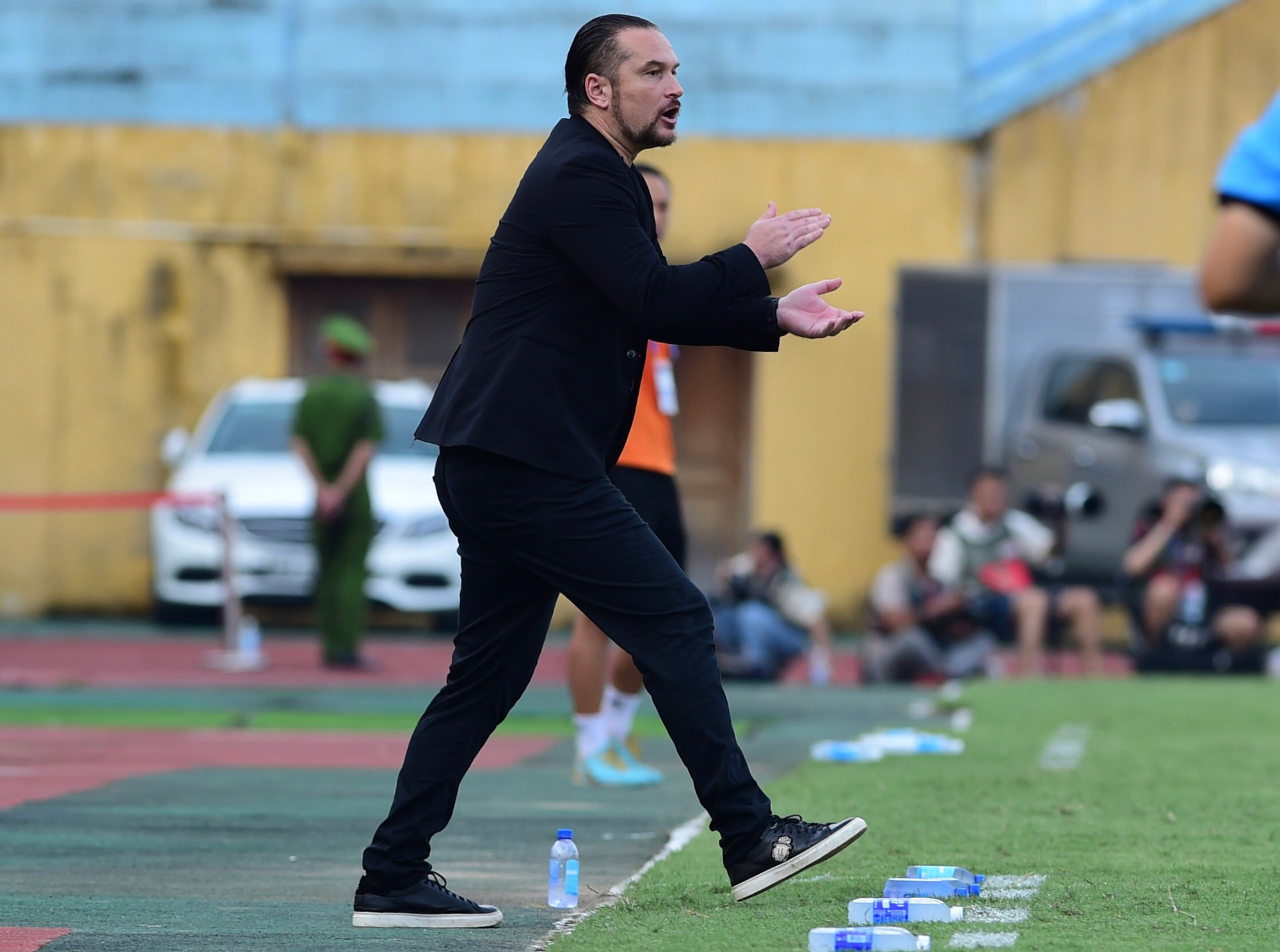 Huấn luyện viên Velizar Popov của Đông Á Thanh Hóa phải nhận thẻ vàng vì lỗi phản ứng.