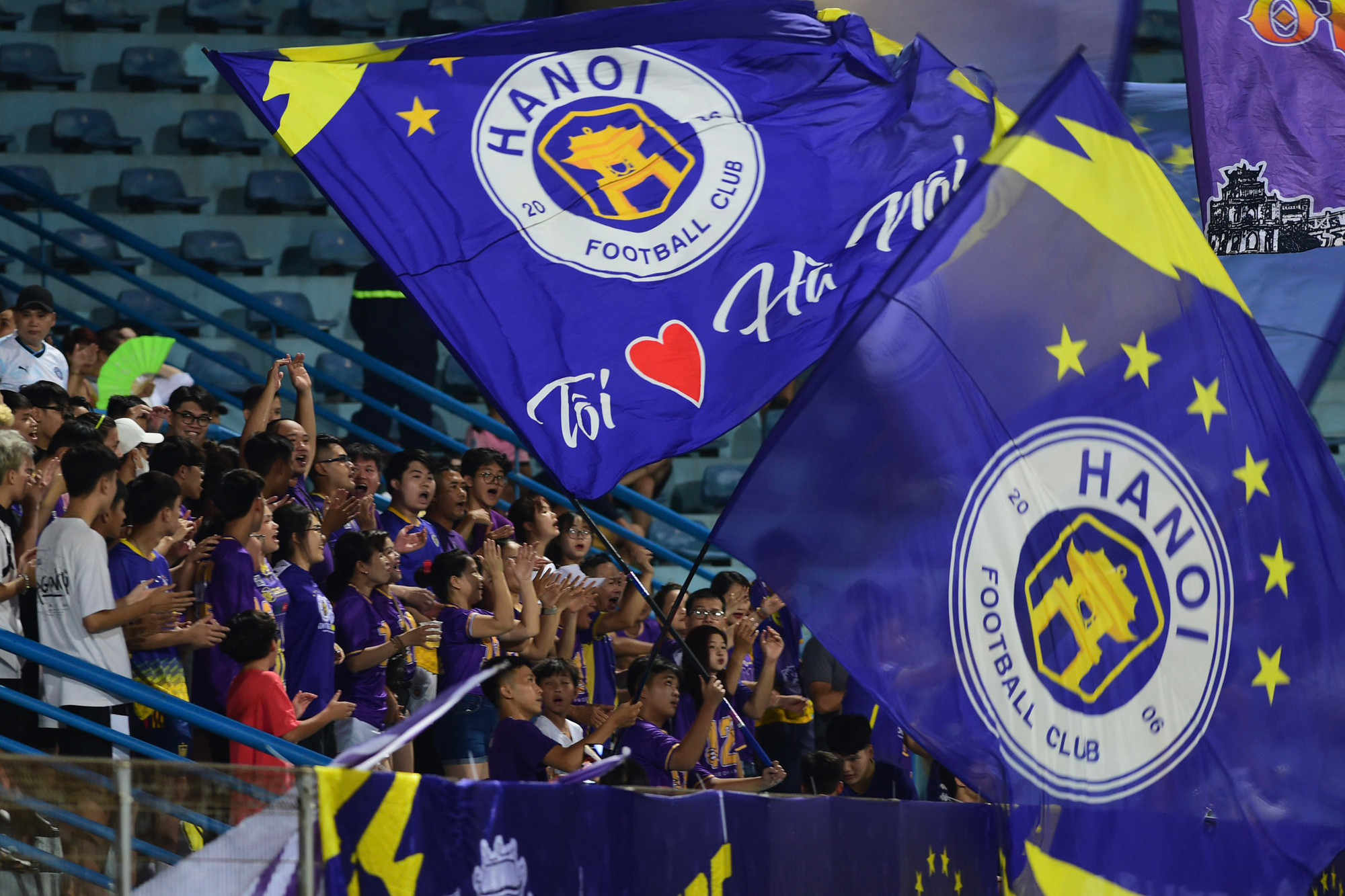 Hội cổ động viên Hà Nội cùng những lá cờ của câu lạc bộ.