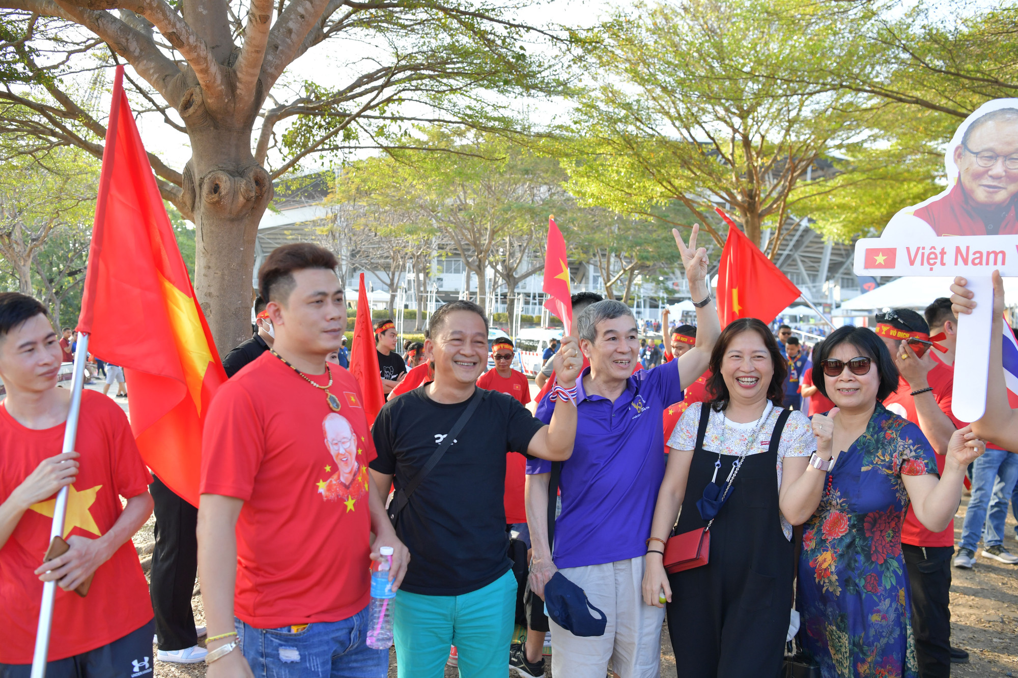 Cả gia đình đi cổ vũ đội tuyển.