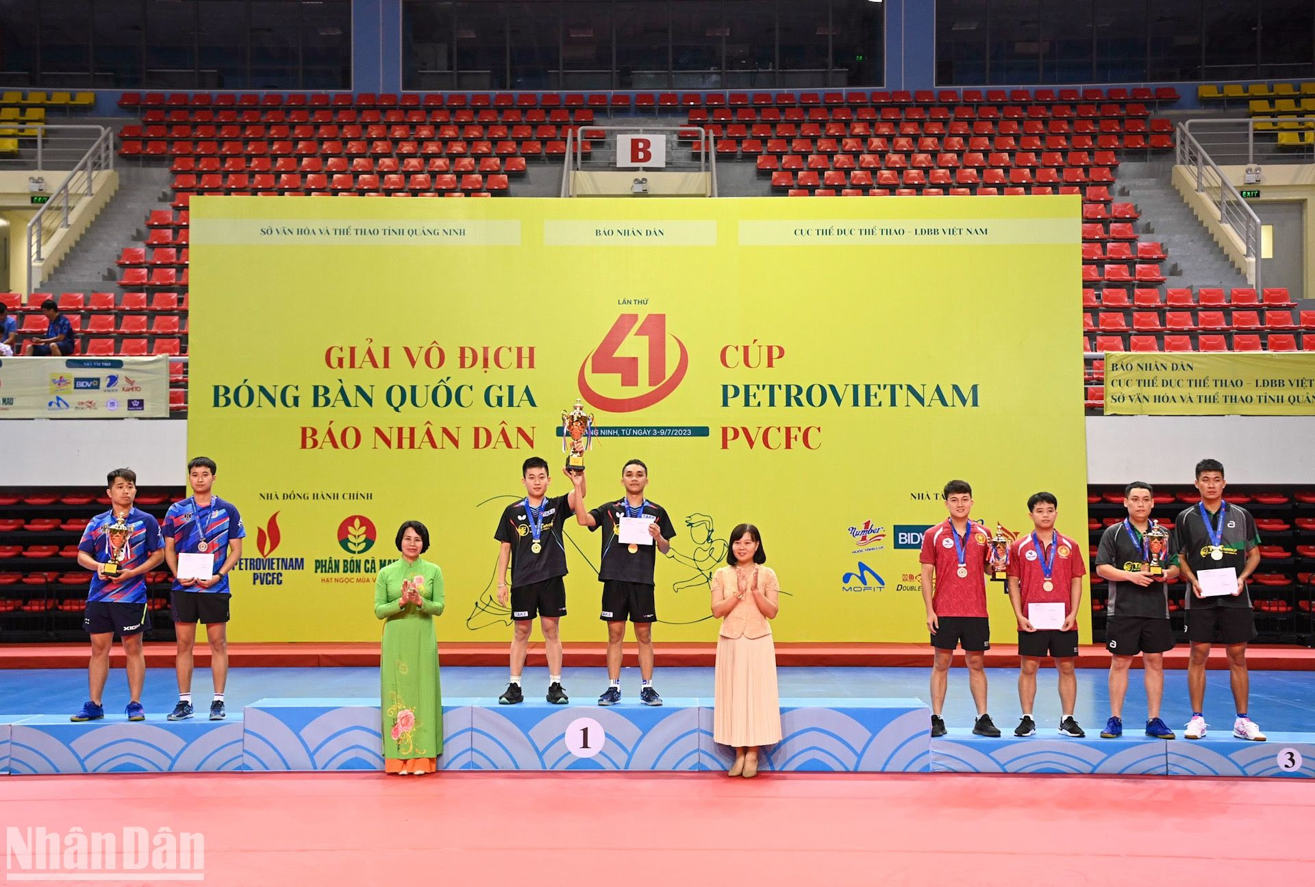 Cục phó Cục Thể dục Thể thao Lê Thị Hoàng Yến và Phó Trưởng Ban tuyên giáo tỉnh Quảng Ninh Phạm Thùy Dương trao huy chương và cúp cho các vận động viên đoạt giải tại nội dung đôi nam.