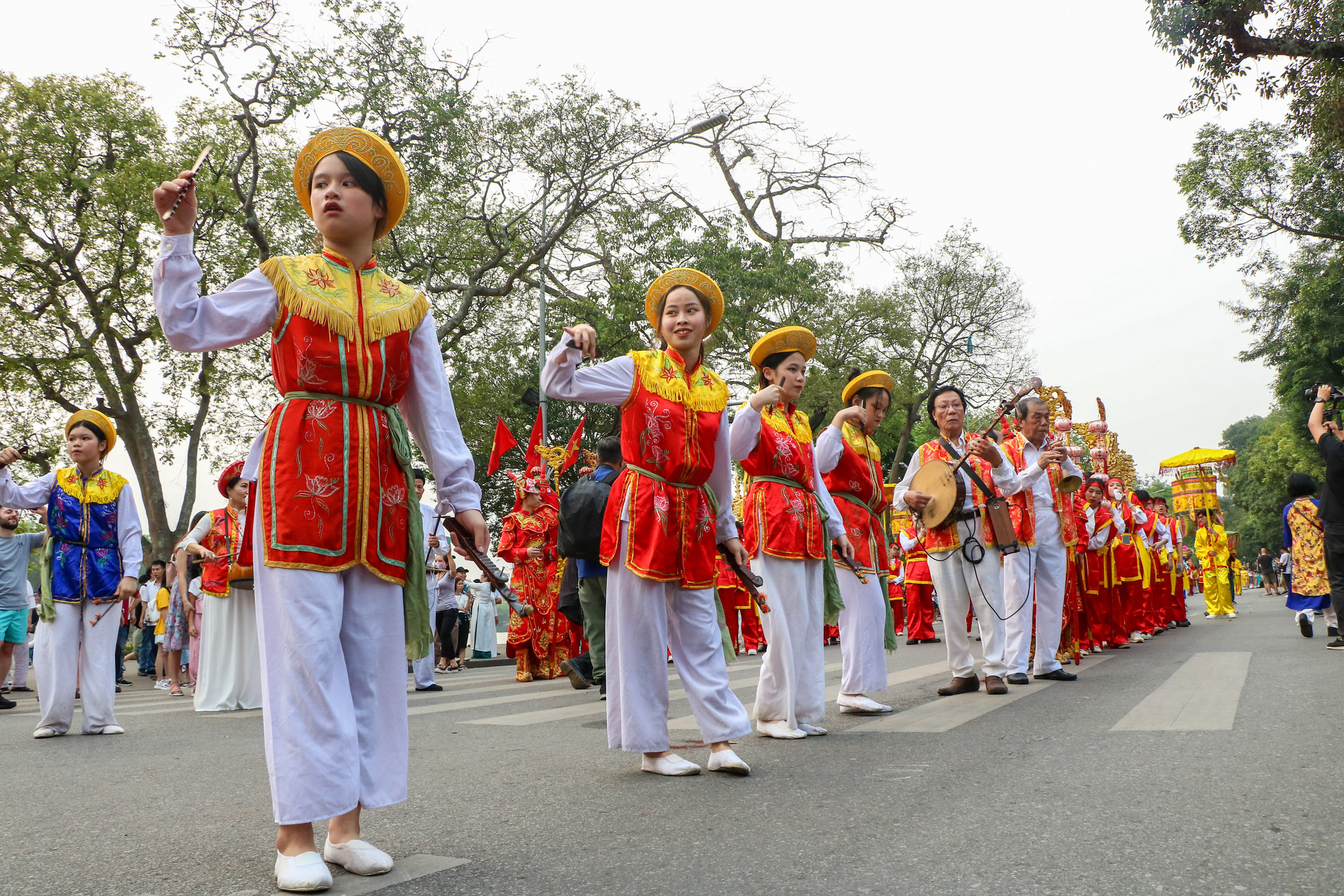 Những tiết mục văn nghệ cổ truyền cũng được trình diễn trong lễ rước kiệu. Những tiết mục văn nghệ cổ truyền cũng được trình diễn trong lễ rước kiệu.
