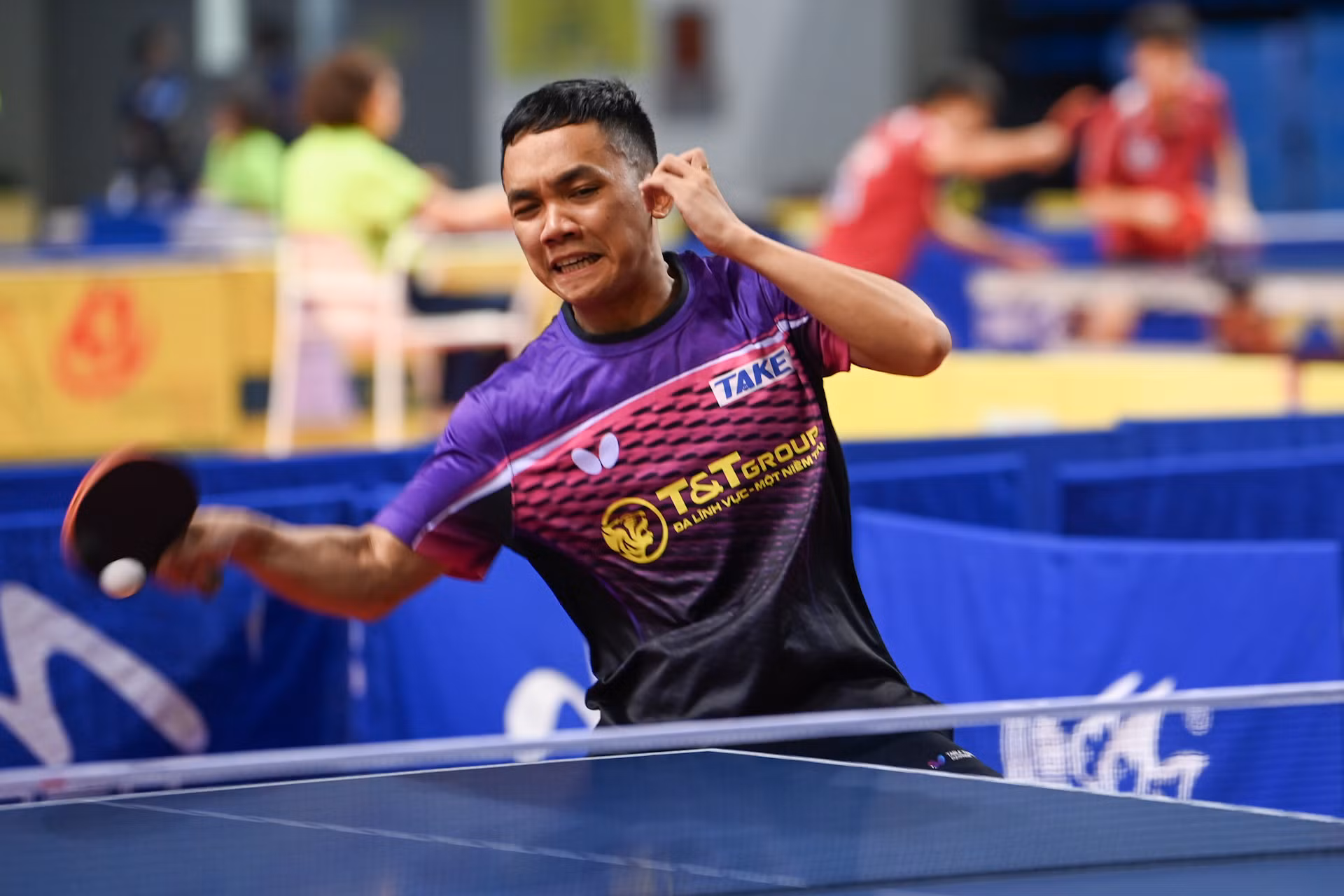 Tại kỳ SEA Games 32 vừa qua, Đinh Anh Hoàng (Hà Nội T&T) cùng Trần Mai Ngọc đã tái lập thành tích vô địch bóng bàn nội dung đôi nam nữ sau 26 năm. Anh Hoàng sở hữu khả năng phòng thủ chủ động cùng tinh thần chiến đấu không biết mệt mỏi.