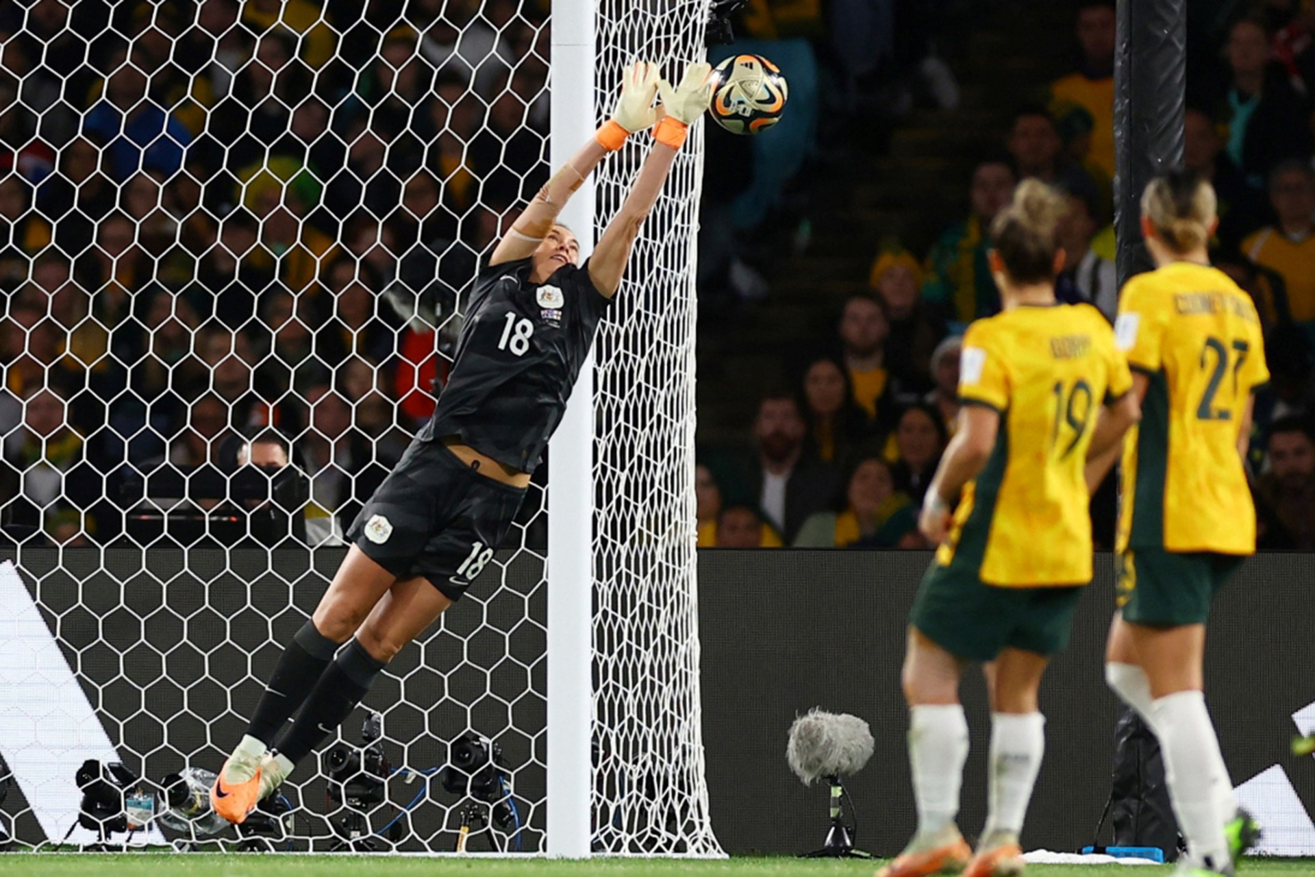 Tình huống nguy hiểm trước khung thành Australia.