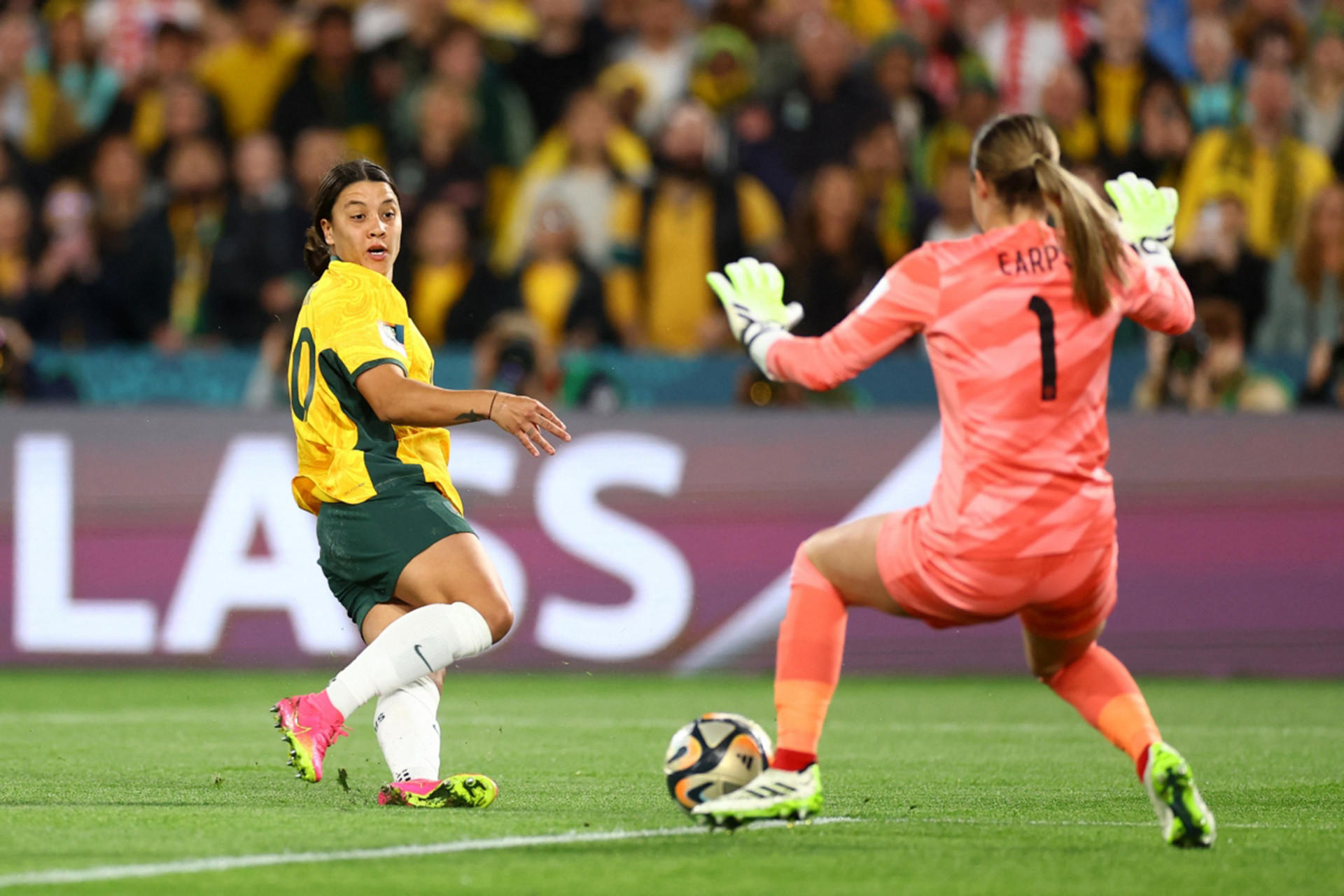 Sam Kerr tạo ra tình huống nguy hiểm đầu tiên cho đội tuyển nữ Australia nhưng đã bị lỗi việt vị trước đó.