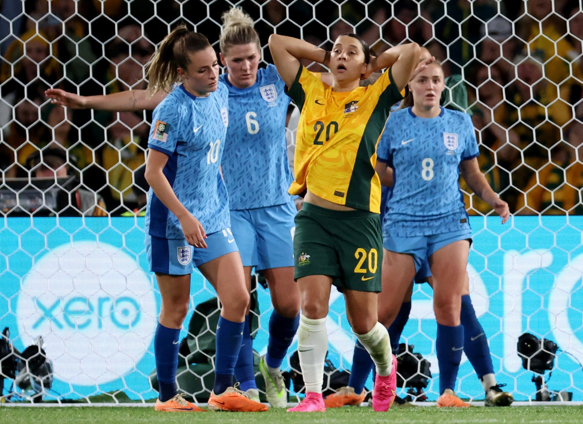 Sam Kerr thất thần sau khi bỏ lỡ cơ hội ngon ăn.