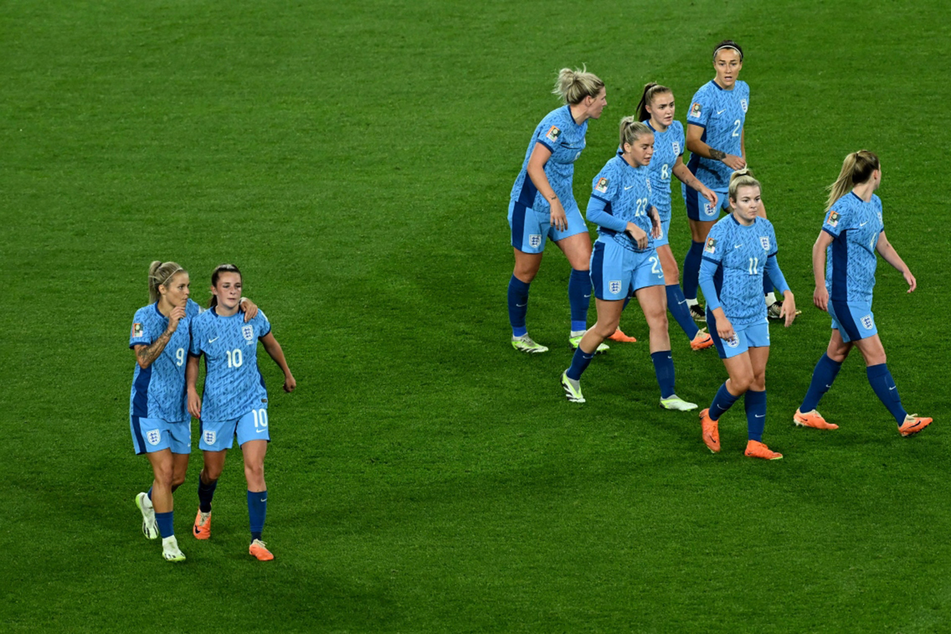 Hết hiệp 1, đội tuyển nữ Anh tạm dẫn trước với tỷ số 1-0.