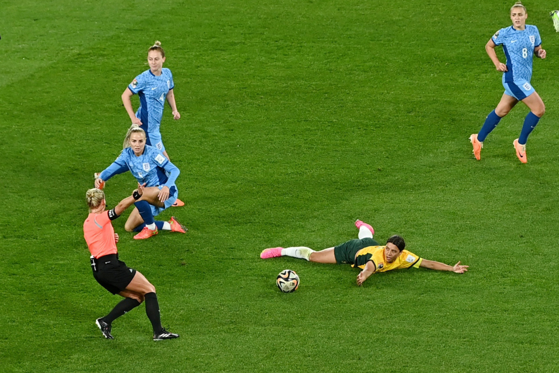 Tuyển thủ hai đội thi đấu quyết tâm và không ngại va chạm.