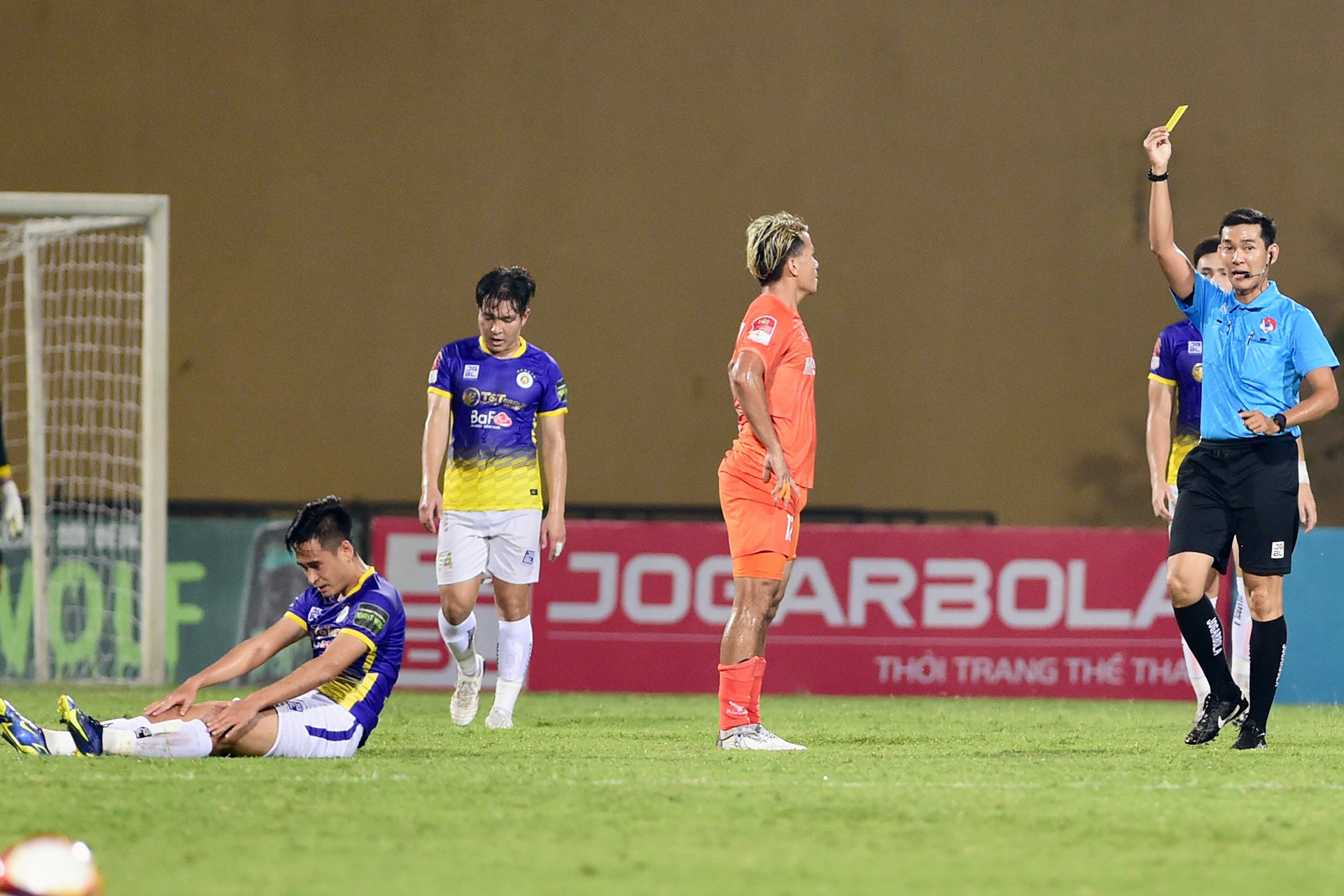 Trận đấu diễn ra quyết liệt, trọng tài phải rút ra 2 thẻ vàng trong hiệp 1. Trận đấu diễn ra quyết liệt, trọng tài phải rút ra 2 thẻ vàng trong hiệp 1.