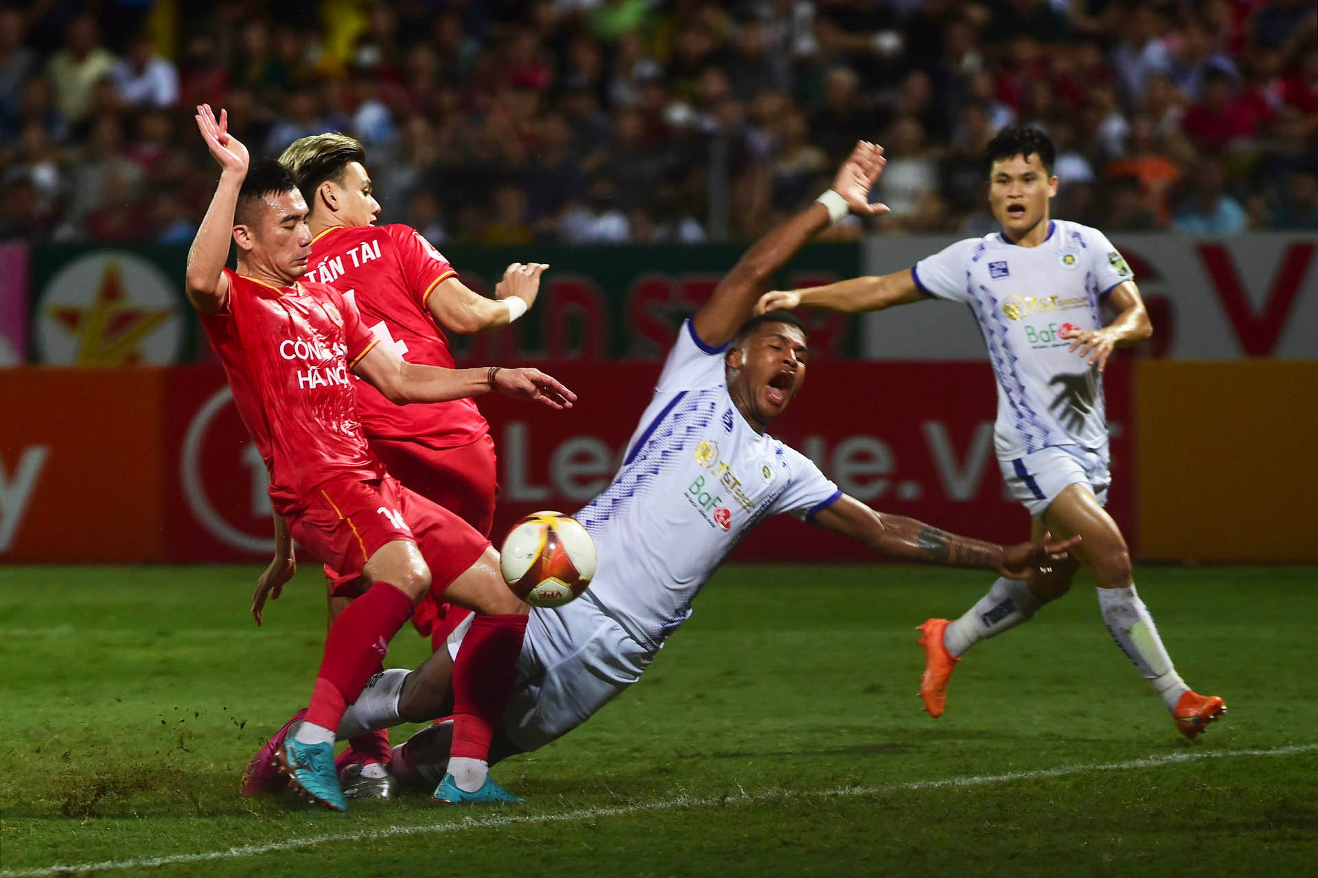 Hà Nội FC gục ngã trước Công an Hà Nội với tỷ số chung cuộc 2-1.