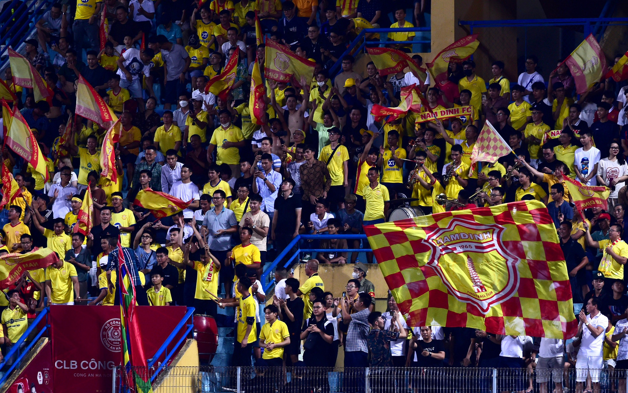Cổ động viên Nam Định đến với sân khách cũng rất đông.