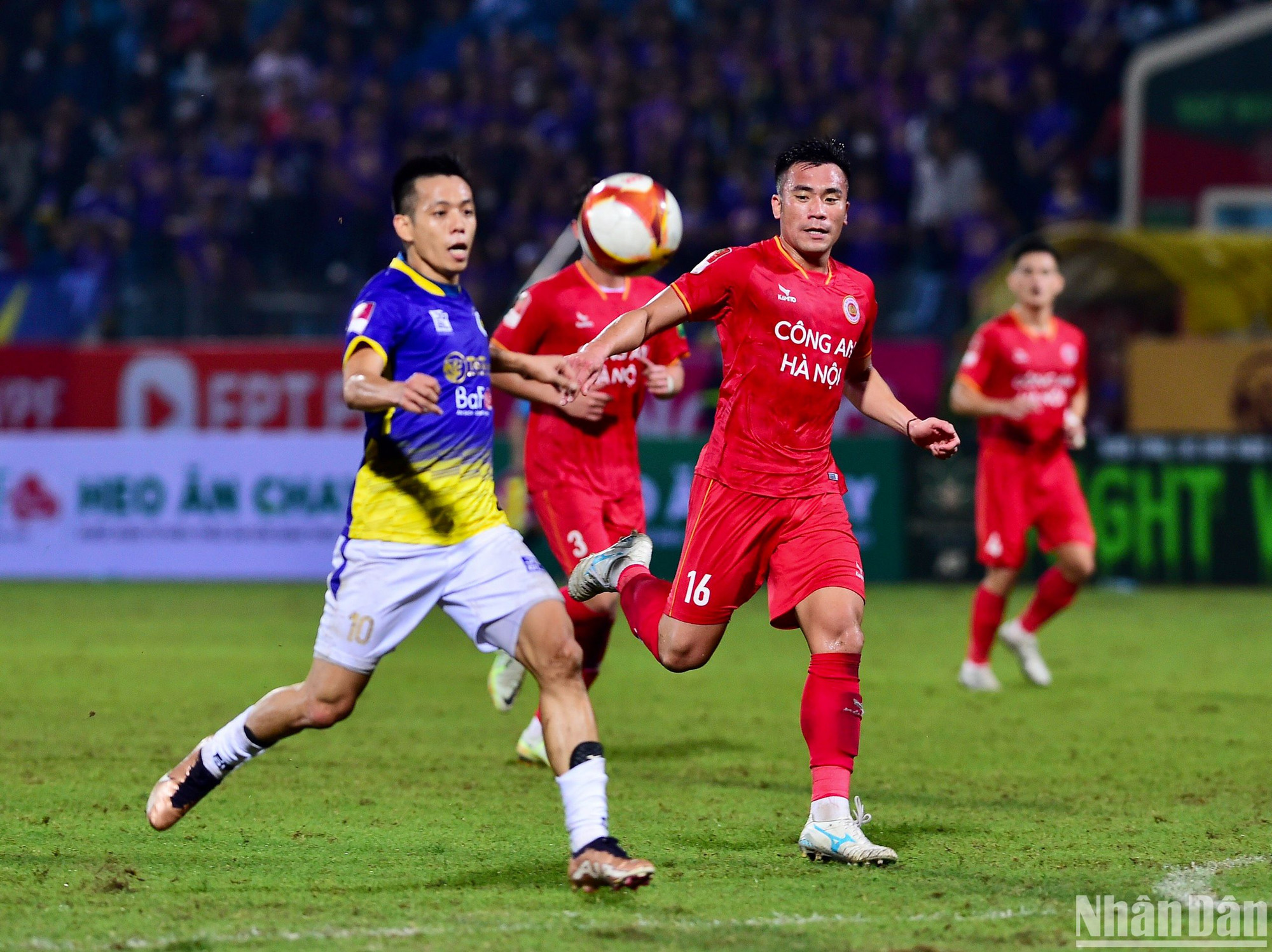 Hậu vệ Bùi Tiến Dụng theo sát tiền đạo Văn Quyết. Hậu vệ Bùi Tiến Dụng theo sát tiền đạo Văn Quyết.